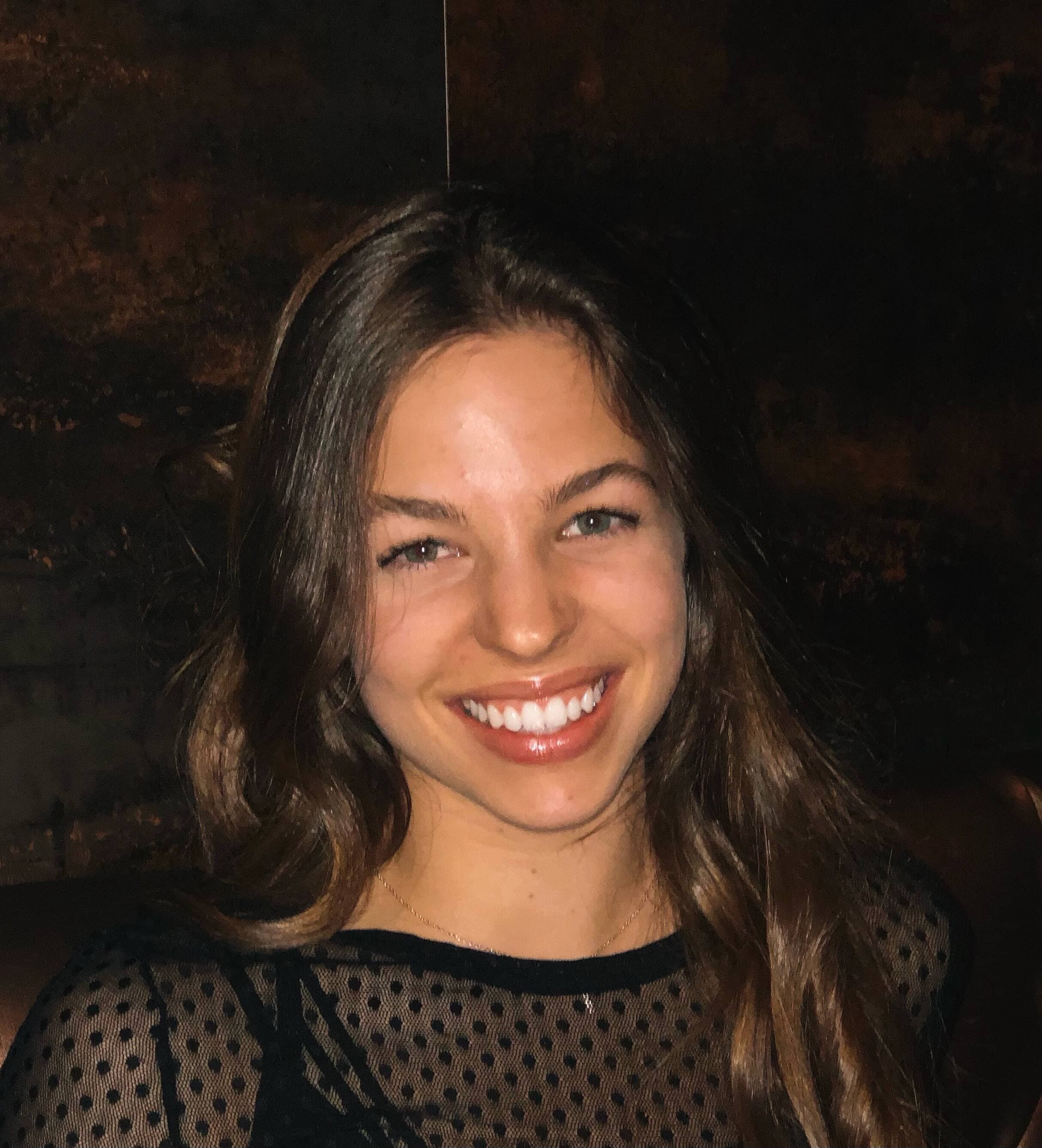 Éliane Dextradeur, vice-présidente aux affaires externes de la FEUS, dénonce que les étudiants sherbrookois ne peuvent voter sur leur campus étudiant.