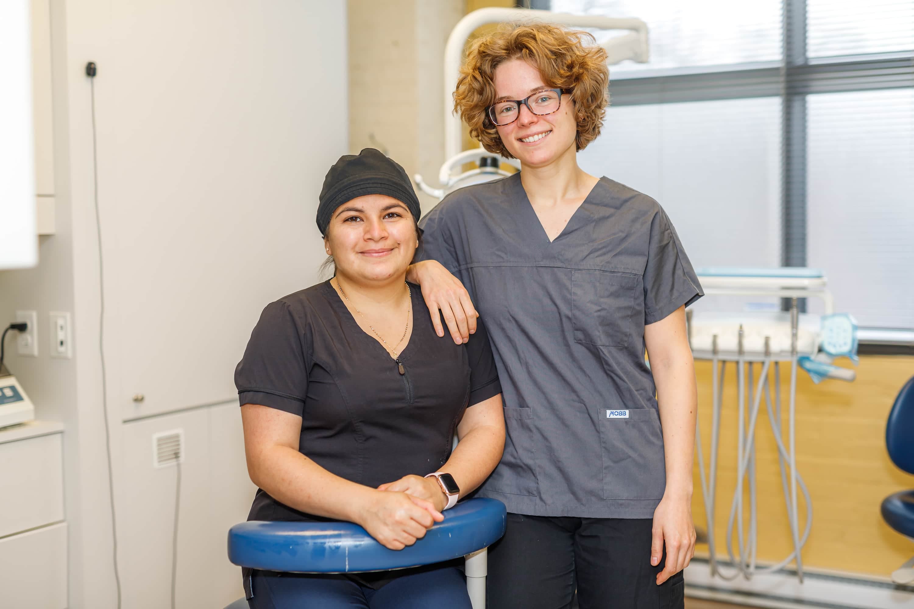 La dentiste Dre Sofia Kholmogorova et l’hygiéniste Daniela Brizuela de la clinique dentaire Jim Lund.