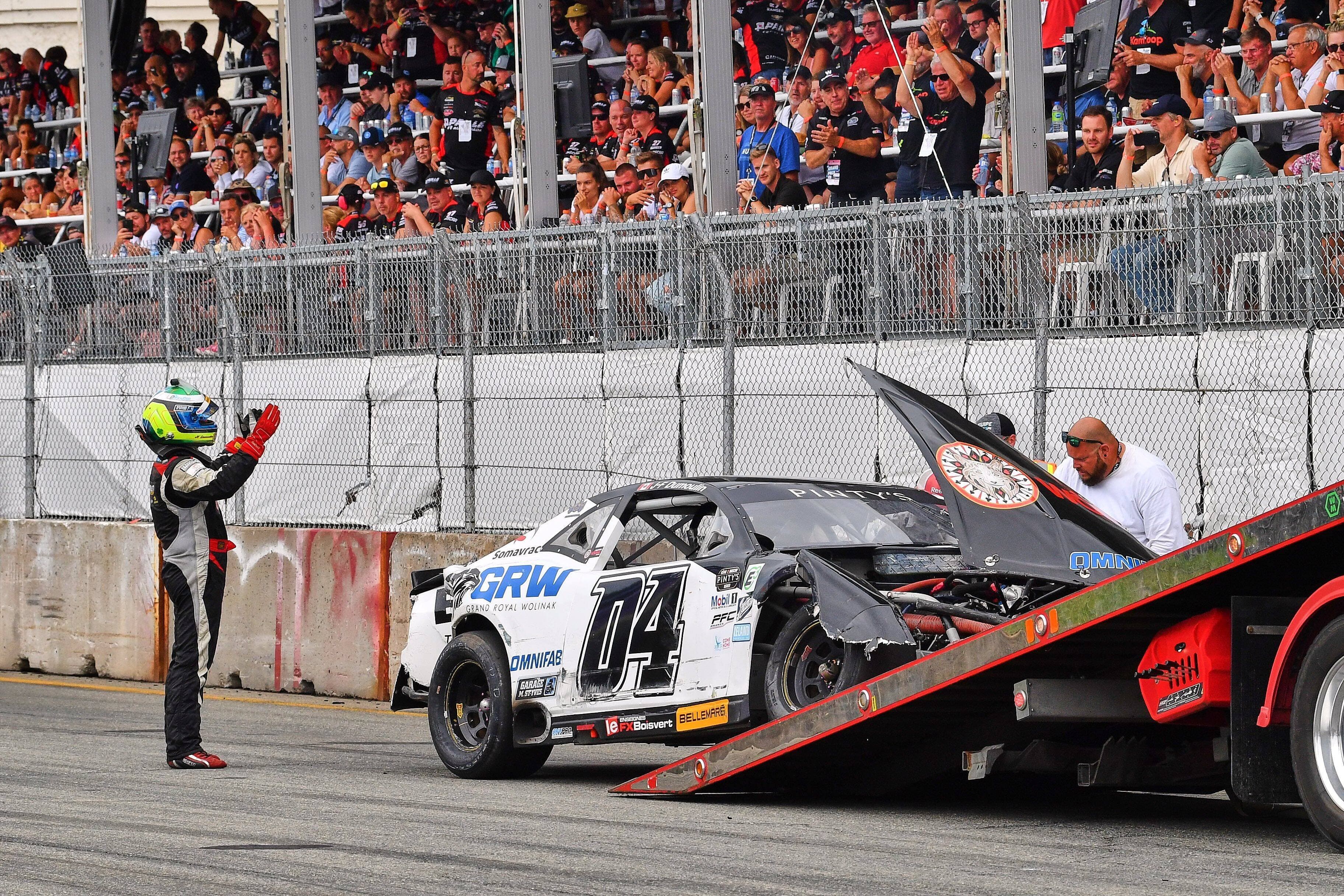 Jean-François Dumoulin salue le public après avoir son abandon crève-coeur à quelques tours de l'arrivée au GP3R.
