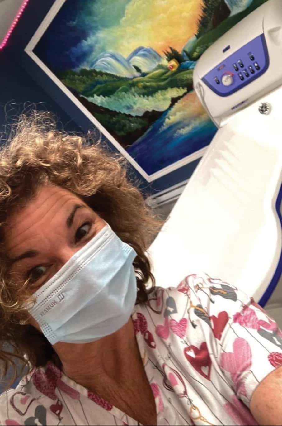 Passionnée de chant depuis l’enfance, Jeanick est aussi éducatrice spécialisée et travaille en soins palliatifs.