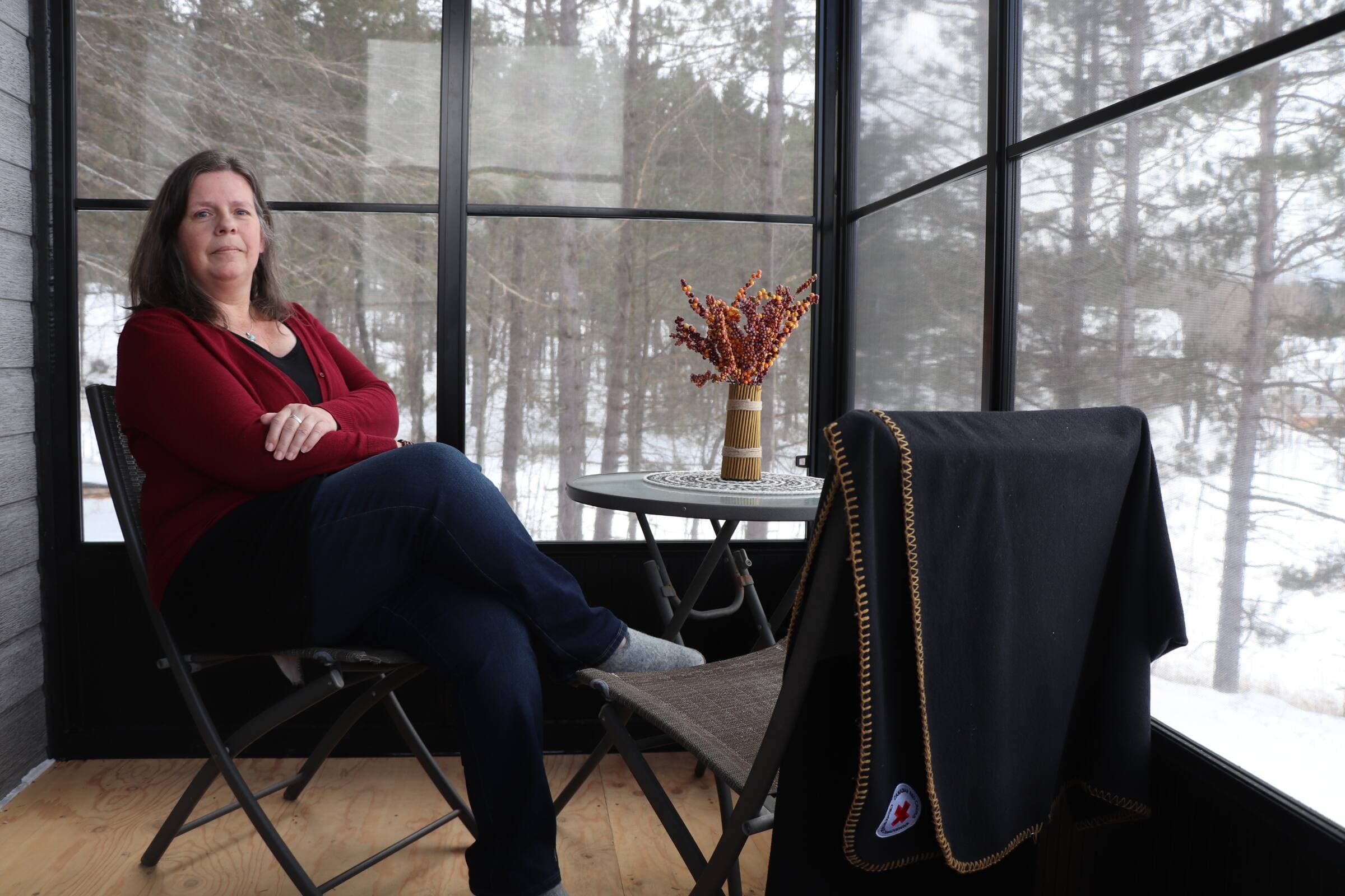 La minimaison est dotée d'une généreuse fenestration.