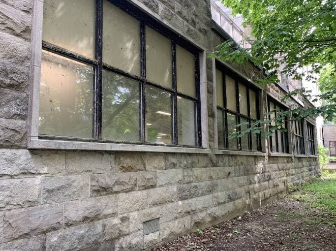 L'école secondaire Sophie-Barat, où enseigne le prof Michel Stringer, est l'une des plus vétustes de la province. Plusieurs fenêtres ne s'ouvrent pas parce qu'elles sont en mauvais état.