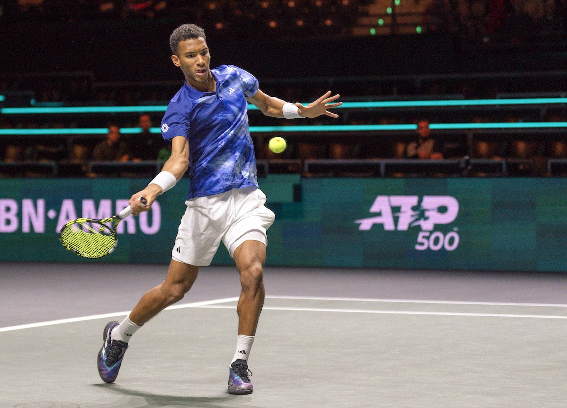 Félix Auger-Aliassime poursuit son parcours à Rotterdam et fera face à Daniil Medvedev, vendredi, pour une place en demi-finale.