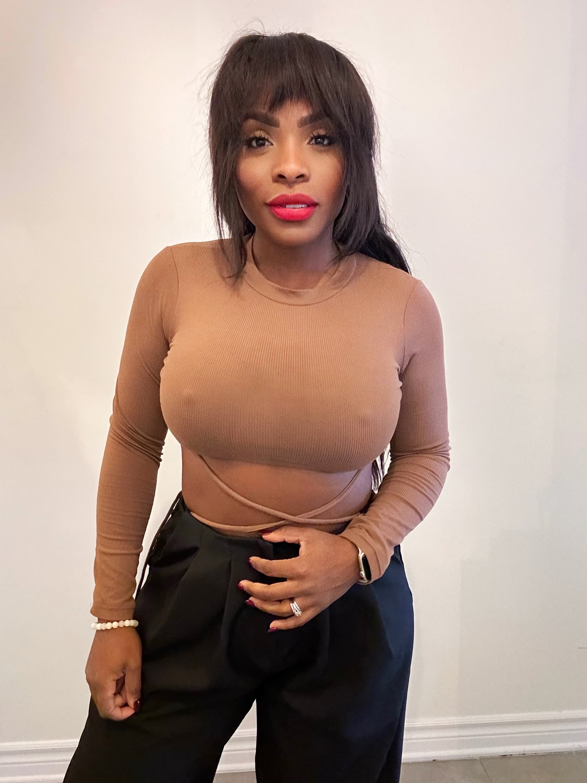 Notre chroniqueuse Anne-Lovely Etienne a passé 48 heures à porter le nouveau soutien-gorge de SKIMS, avec de faux mamelons apparents.