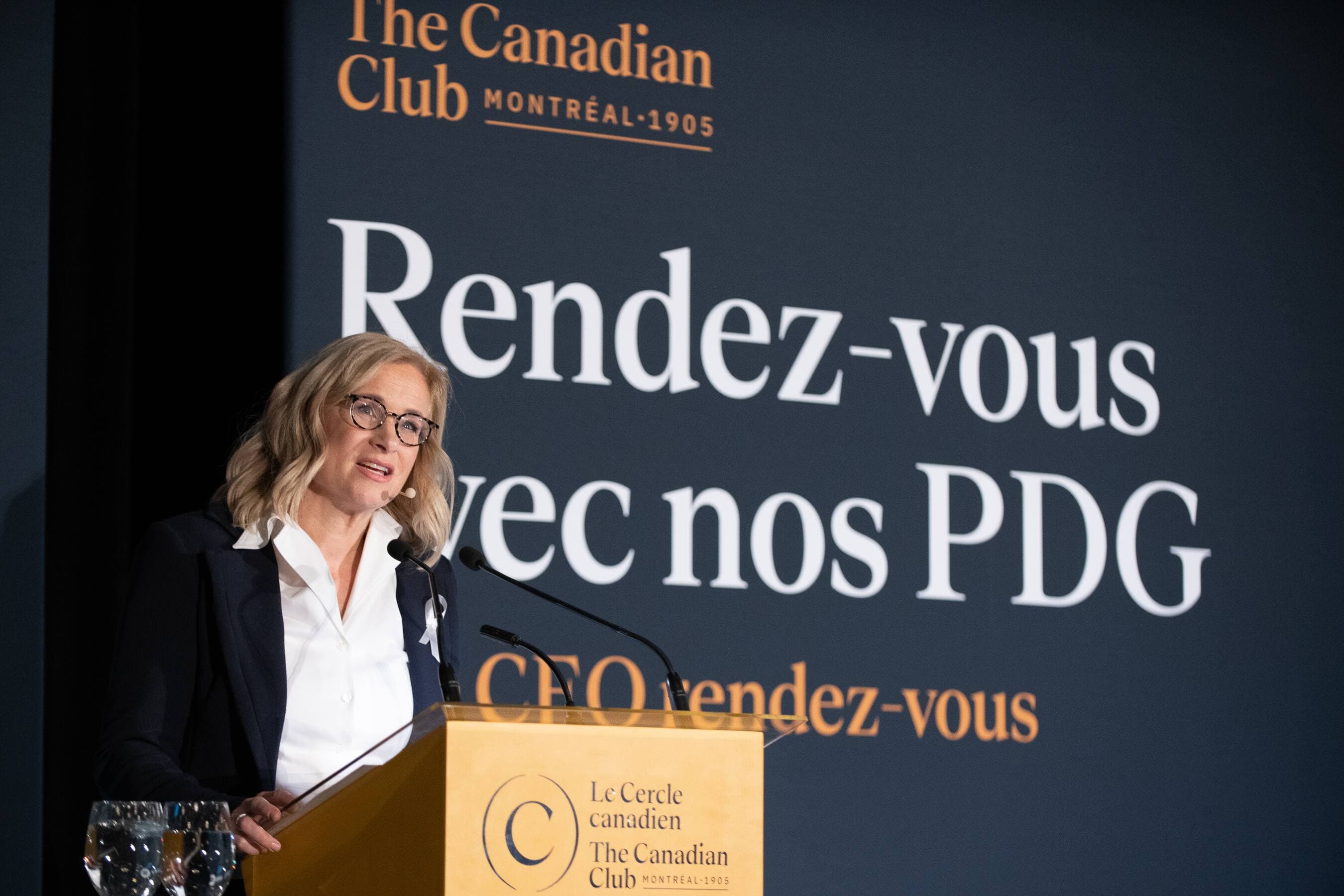 Janie C. Béïque, PDG du Fonds de solidarité FTQ, a livré un discours au Cercle canadien, lundi midi, dans un grand hôtel du centre-ville de la métropole québécoise.