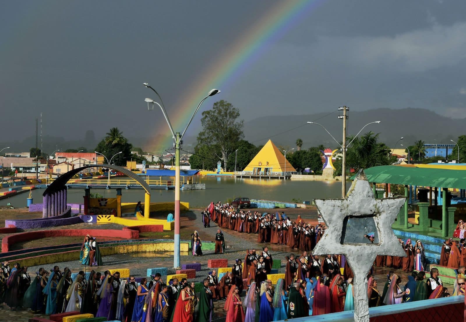 Fondé en 1964, le complexe de Vale do Amanhecer se situe dans la ville de Planaltina, à quelque 50 km de Brasilia, la capitale du Brésil.