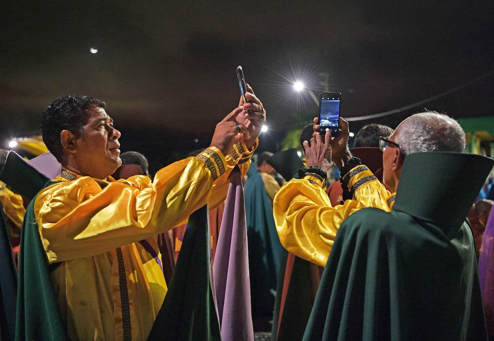 Les adeptes de la doctrine de Vale do Amanhecer, comme ceux qu’on voit ici en train de faire un égoportrait, sont des gens ordinaires qui ont généralement un travail et une vie à l’extérieur de leurs croyances.