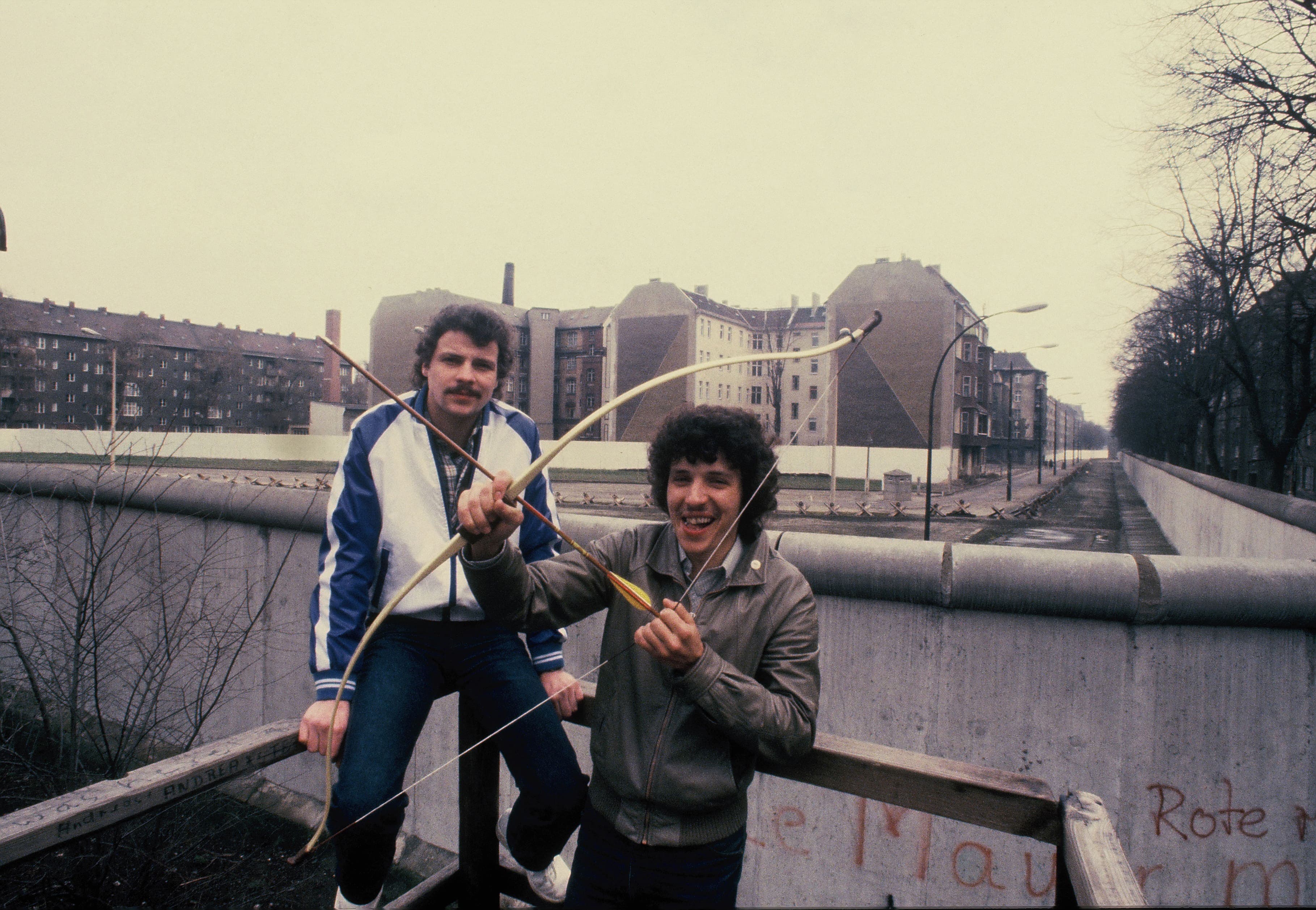 Holger Bethke (qui tient l’arc) et son ami Michael Becker, heureux de poser pour la caméra du «bon» côté du mur...