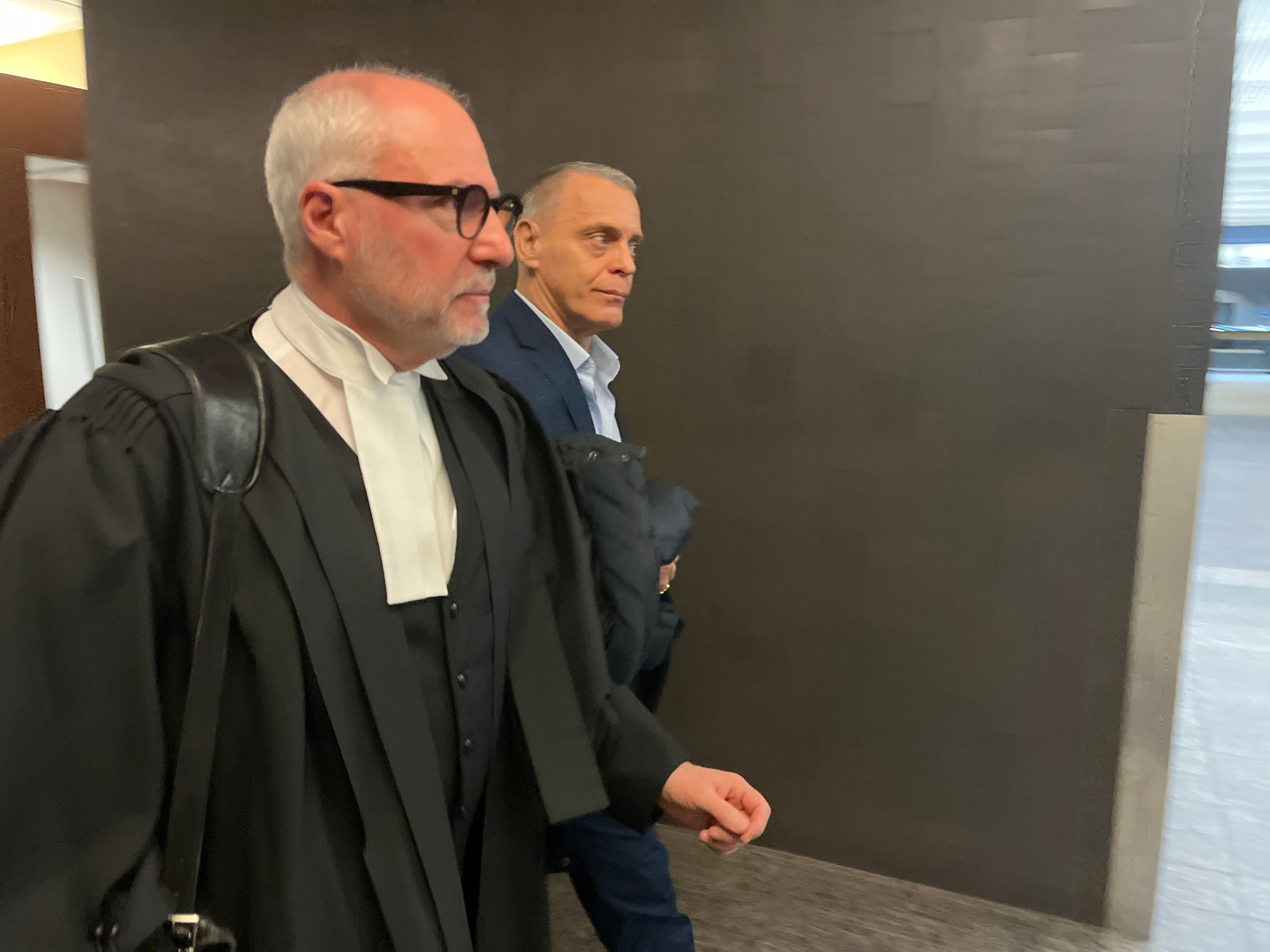 L’ex-entraîneur de patinage artistique Richard Gauthier, accompagné de son avocat, Me Giuseppe Battista, au palais de justice de Montréal en janvier 2023.