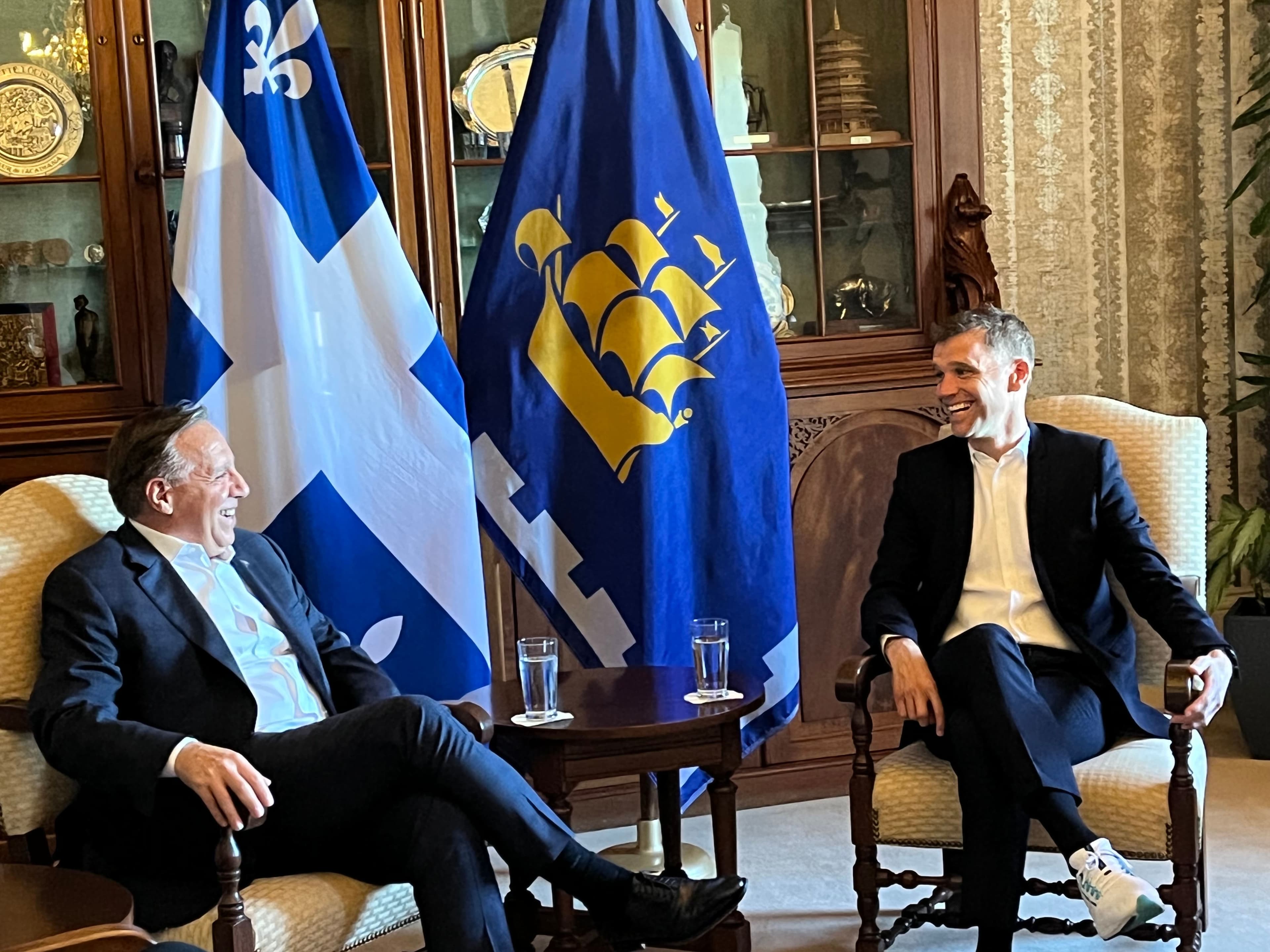 François Legault a profité de son passage dans la Capitale nationale pour rencontrer le maire de Québec, Bruno Marchand. Il était accompagné pour l'occasion de la ministre Geneviève Guilbault.