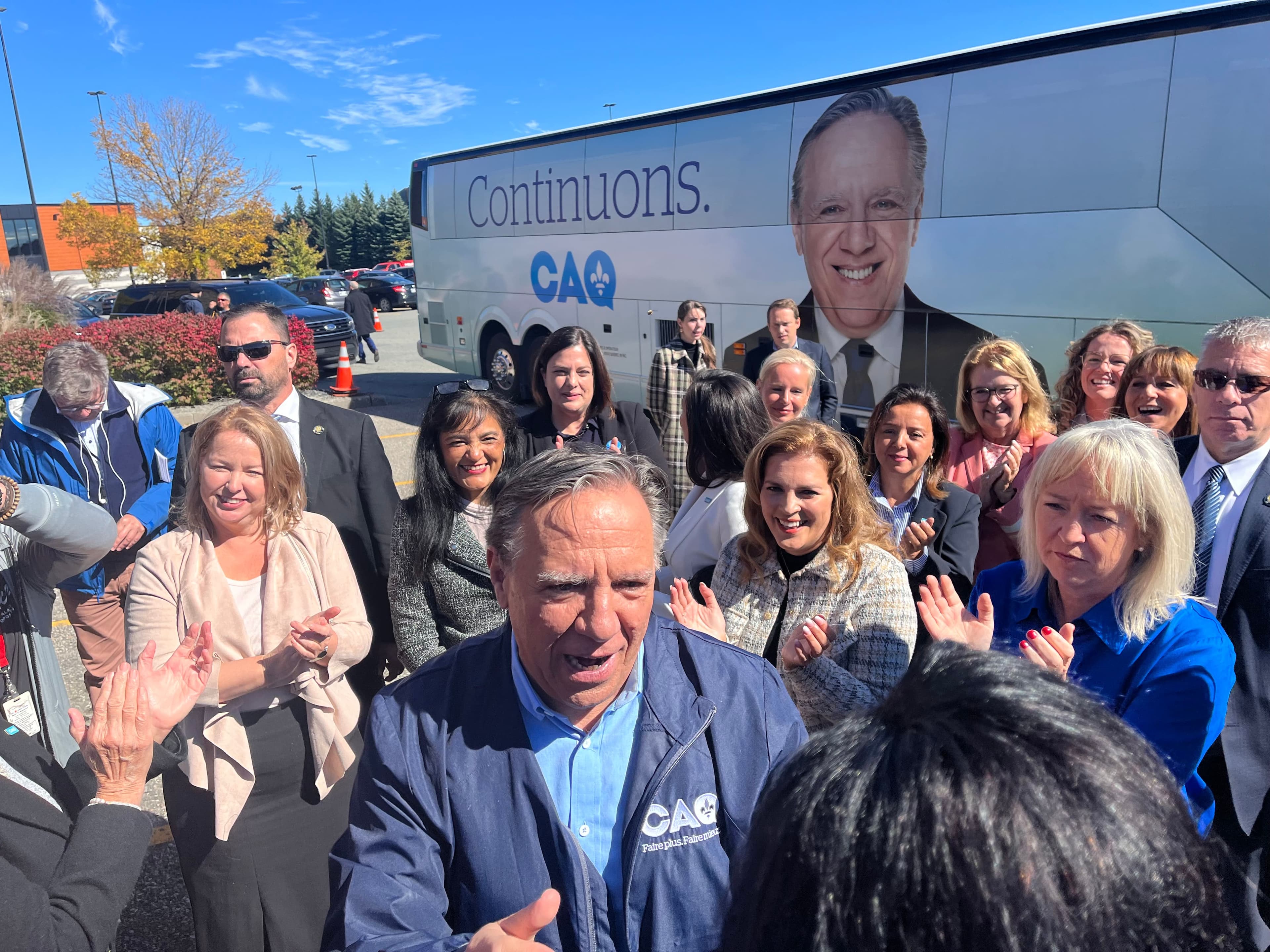 François Legault s'est rendu dans la circonscription de Sherbrooke pour appuyer sa candidate Caroline St-Hilaire. Une haie d'honneur formée de 44 candidates de la CAQ l'attendait à sa sortie de la caravane.