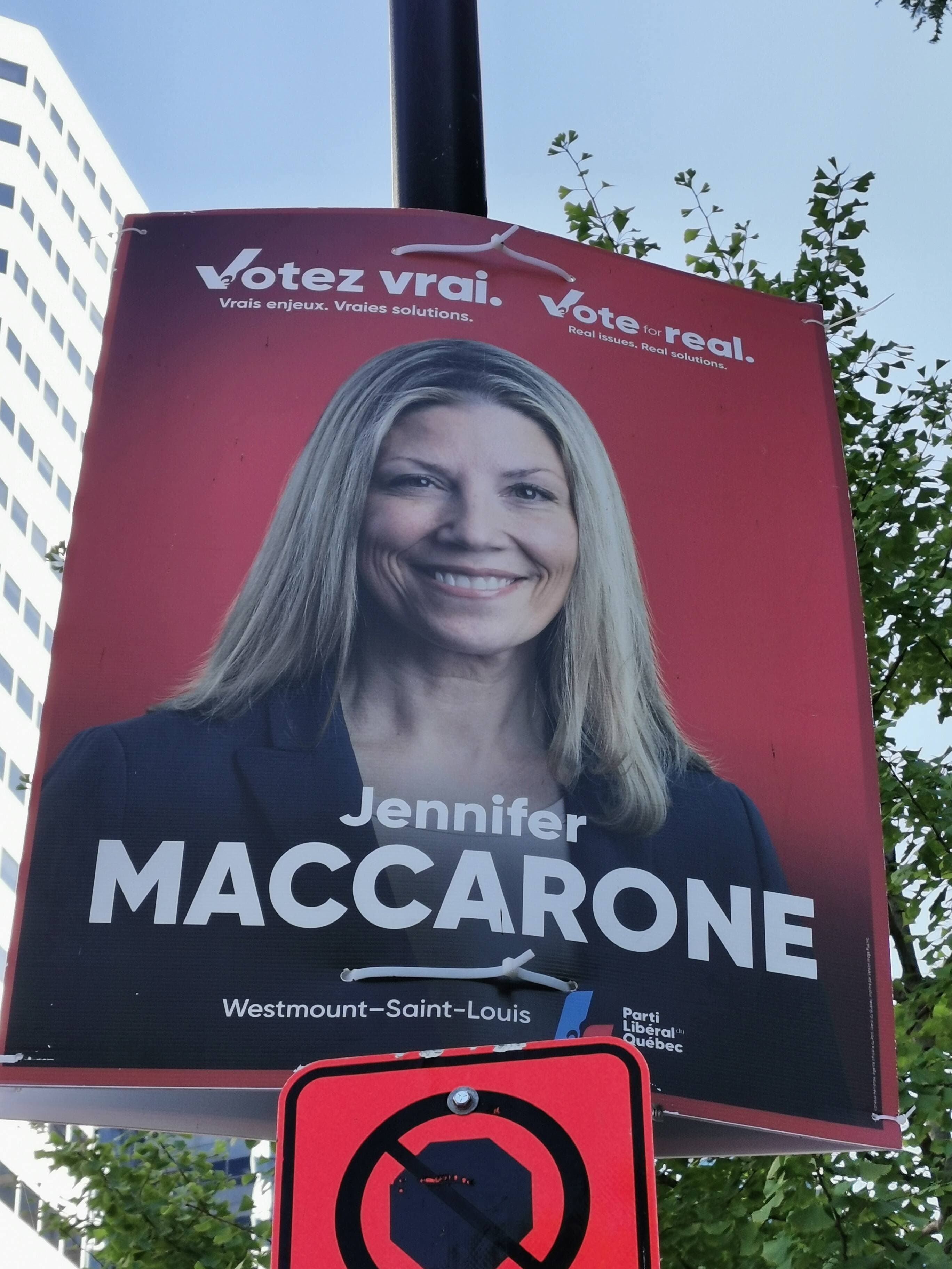 Une pancarte bilingue de la candidate libérale dans Westmount - Saint Louis, Jennifer Maccarone.
