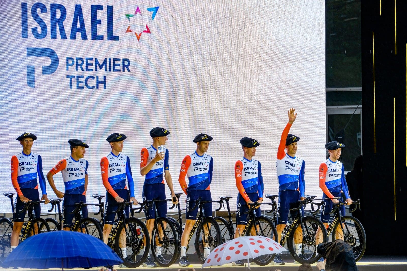 Tout souriant, le Québécois Guillaume Boivin a salué avec fierté la foule de Bilbao, au Pays basque, lors de la présentation des équipes du 110e Tour de France.