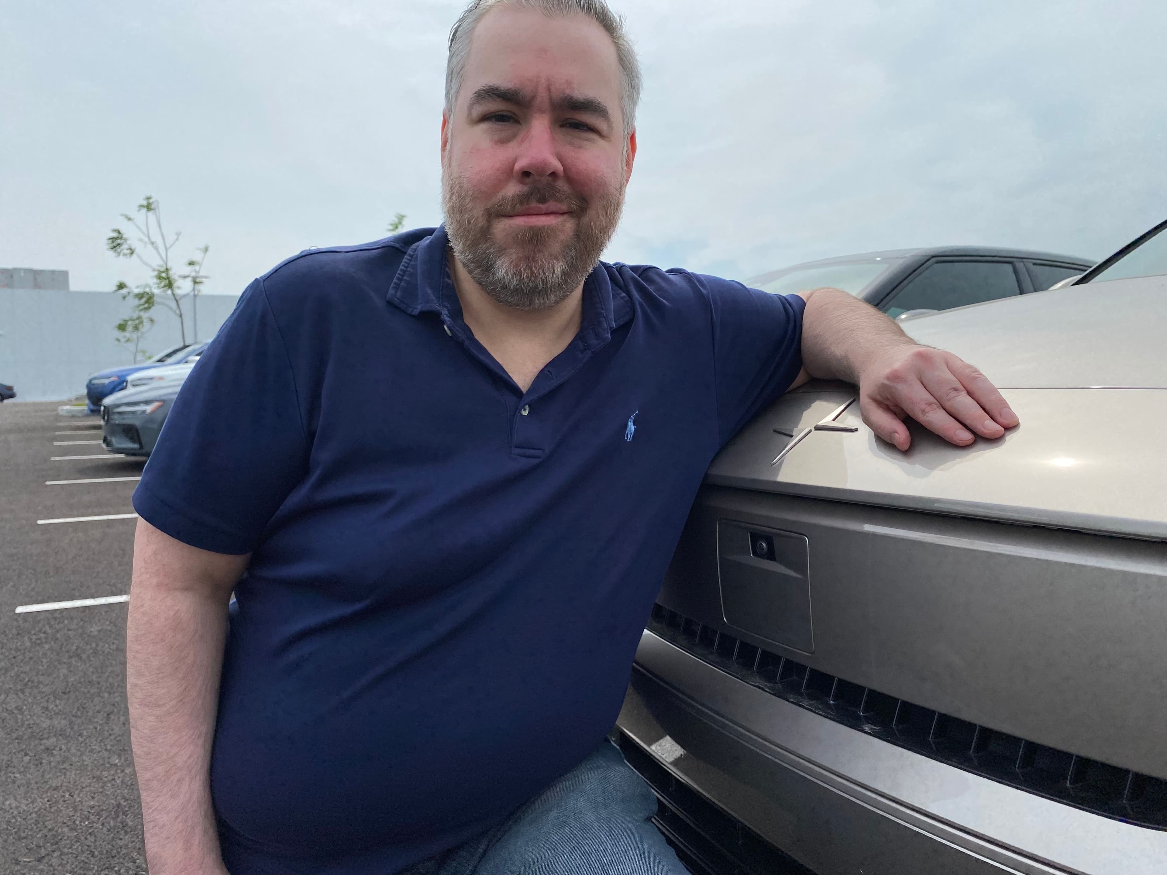 Croisé au Polestar de Laval, le Montréalais Jonathan Landry, qui veut passer d'une Ford Focus à l'électrique, a dit craindre que les nouveaux tarifs ne l'empêchent de pouvoir acheter une Polestar, qu'il jugeait plus intéressante que les autres au niveau du prix.