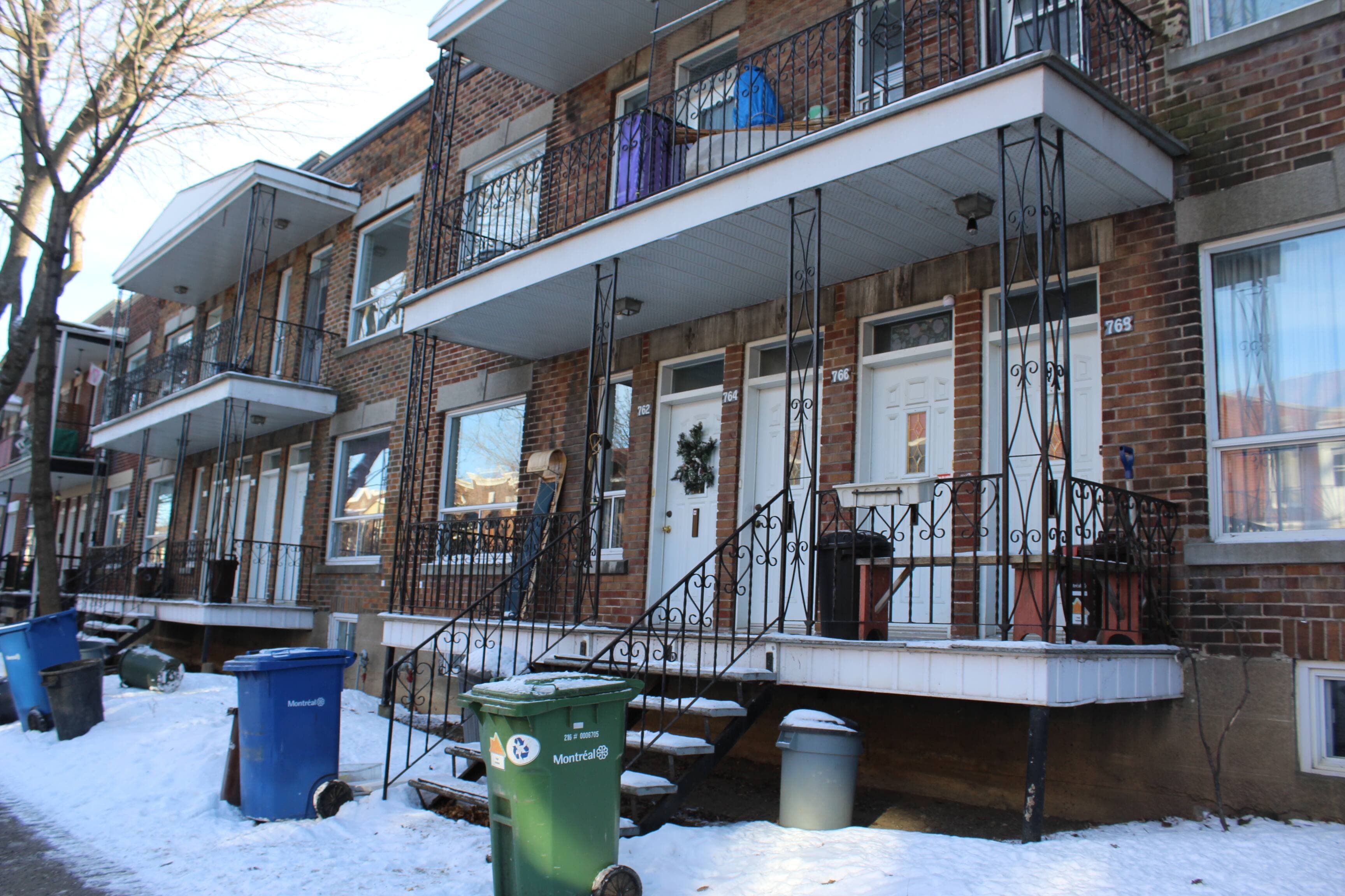 Les deux blocs en question, lors d'une journée froide de janvier.