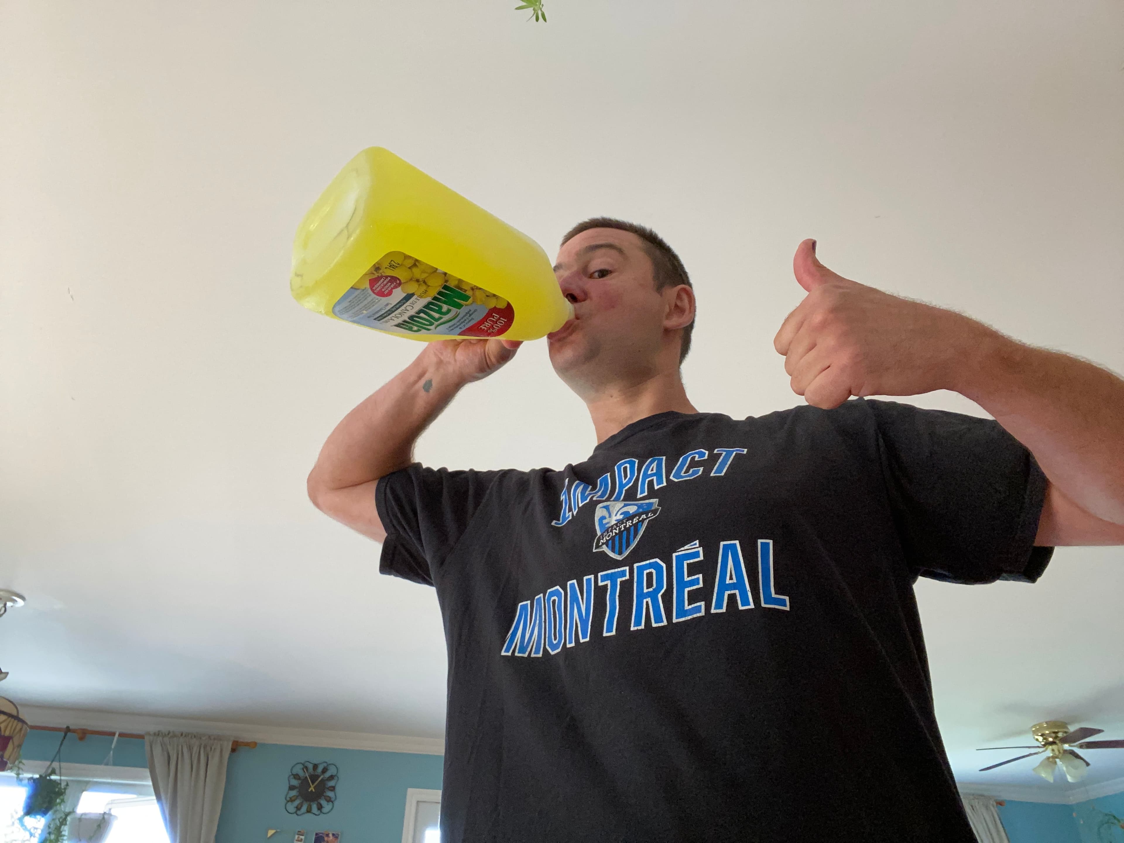 Ce Québécois prend une gorgée de son divin nectar.