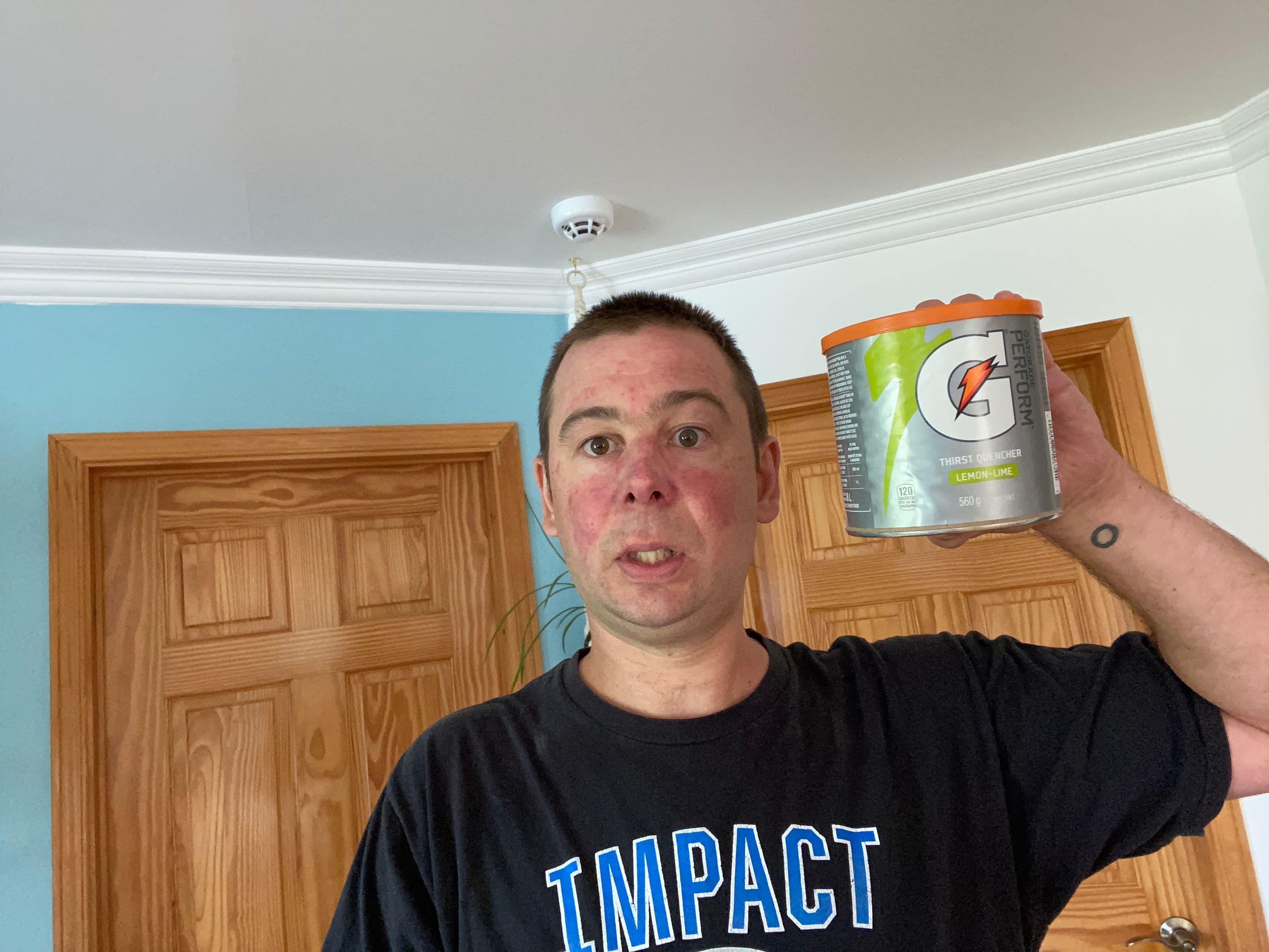 Ce Québécois pose en compagnie de sa petite boîte de Gatorade vert en poudre.