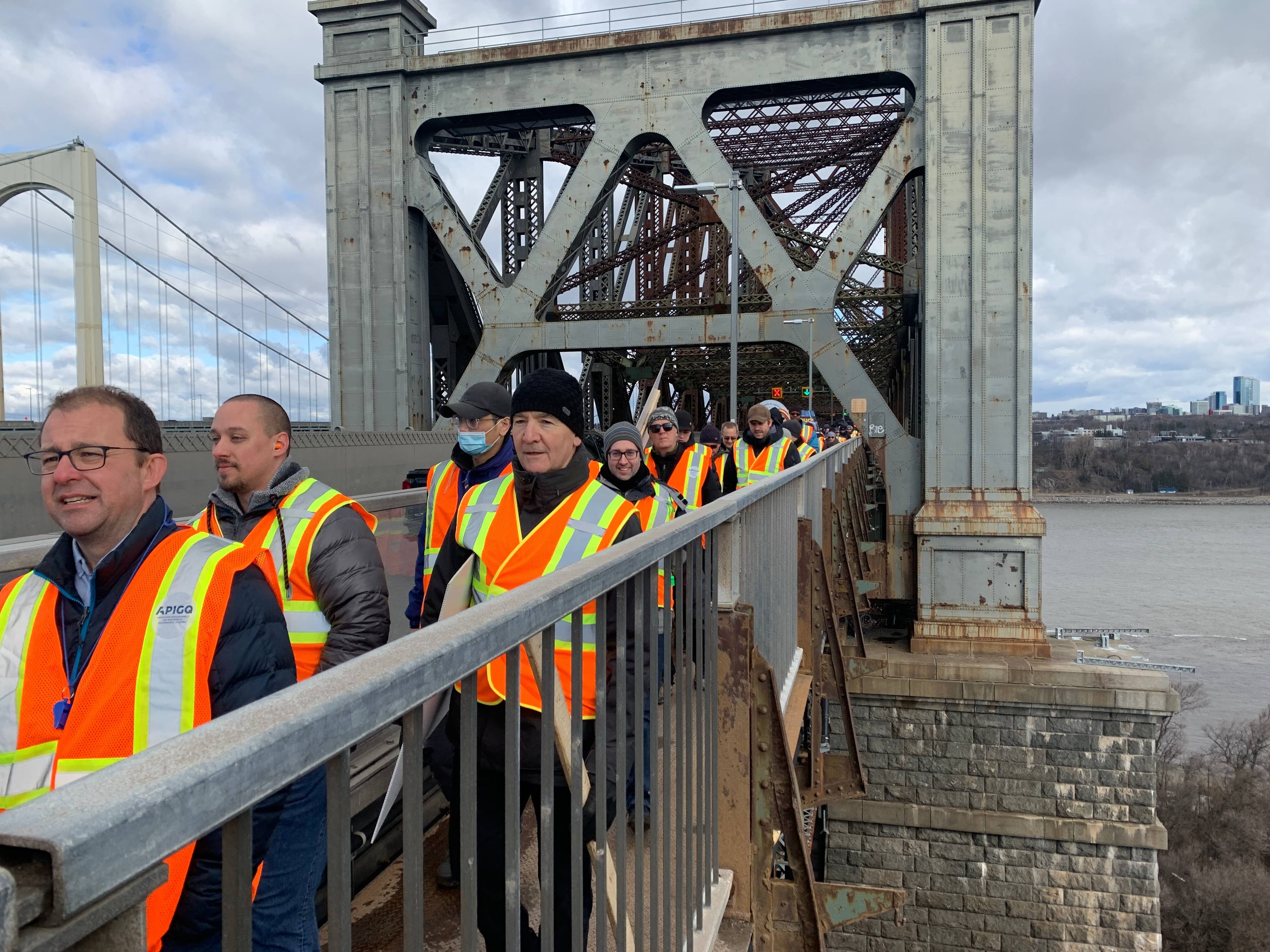 Sur la photo, on voit des ingénieurs à l’emploi de l’État québécois défiler sur le pont de Québec, vendredi matin, à leur première journée de grève.