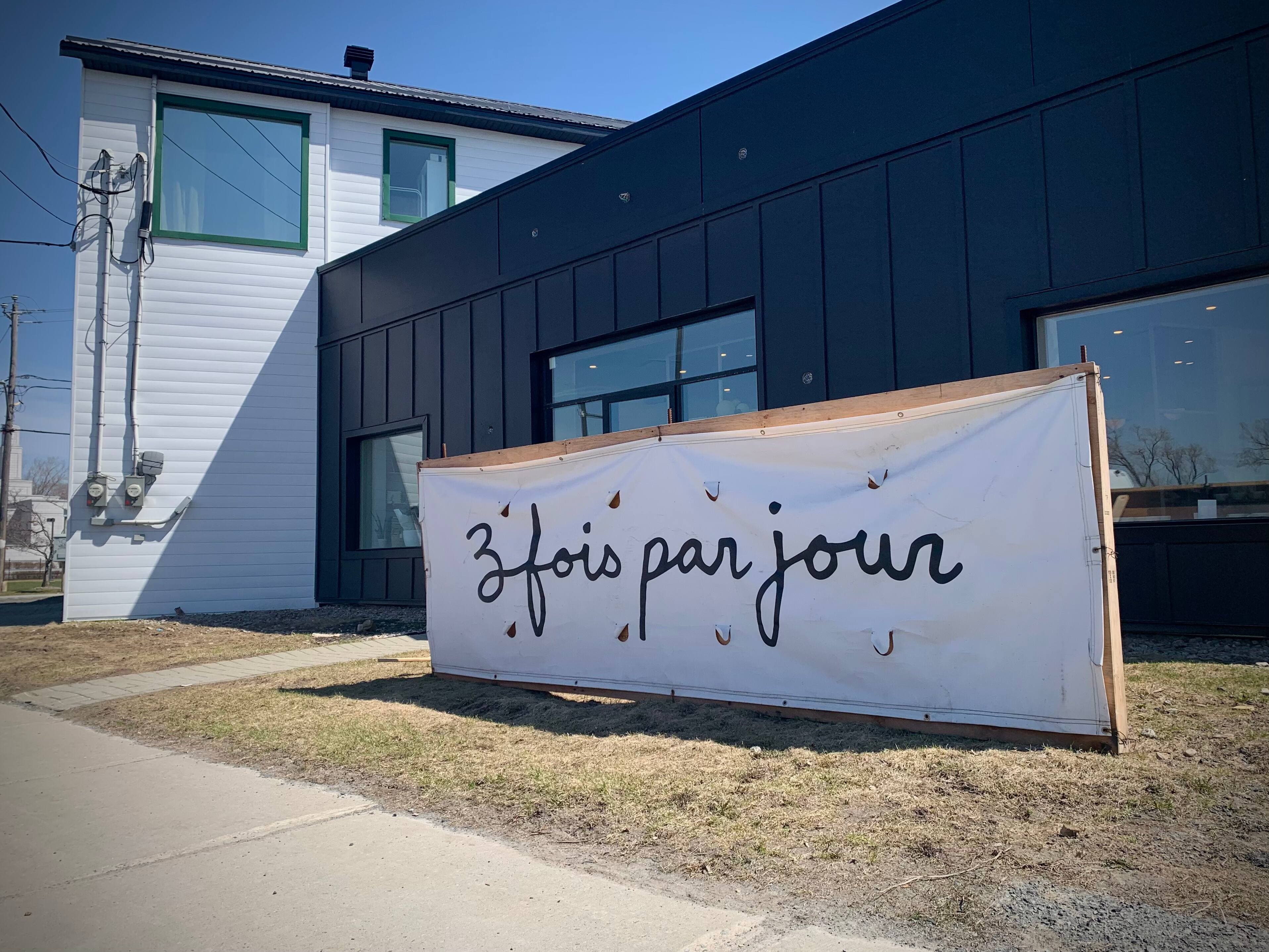 Façade fraichement rénovée de l'entreprise Trois fois par jour, située à Longueuil.