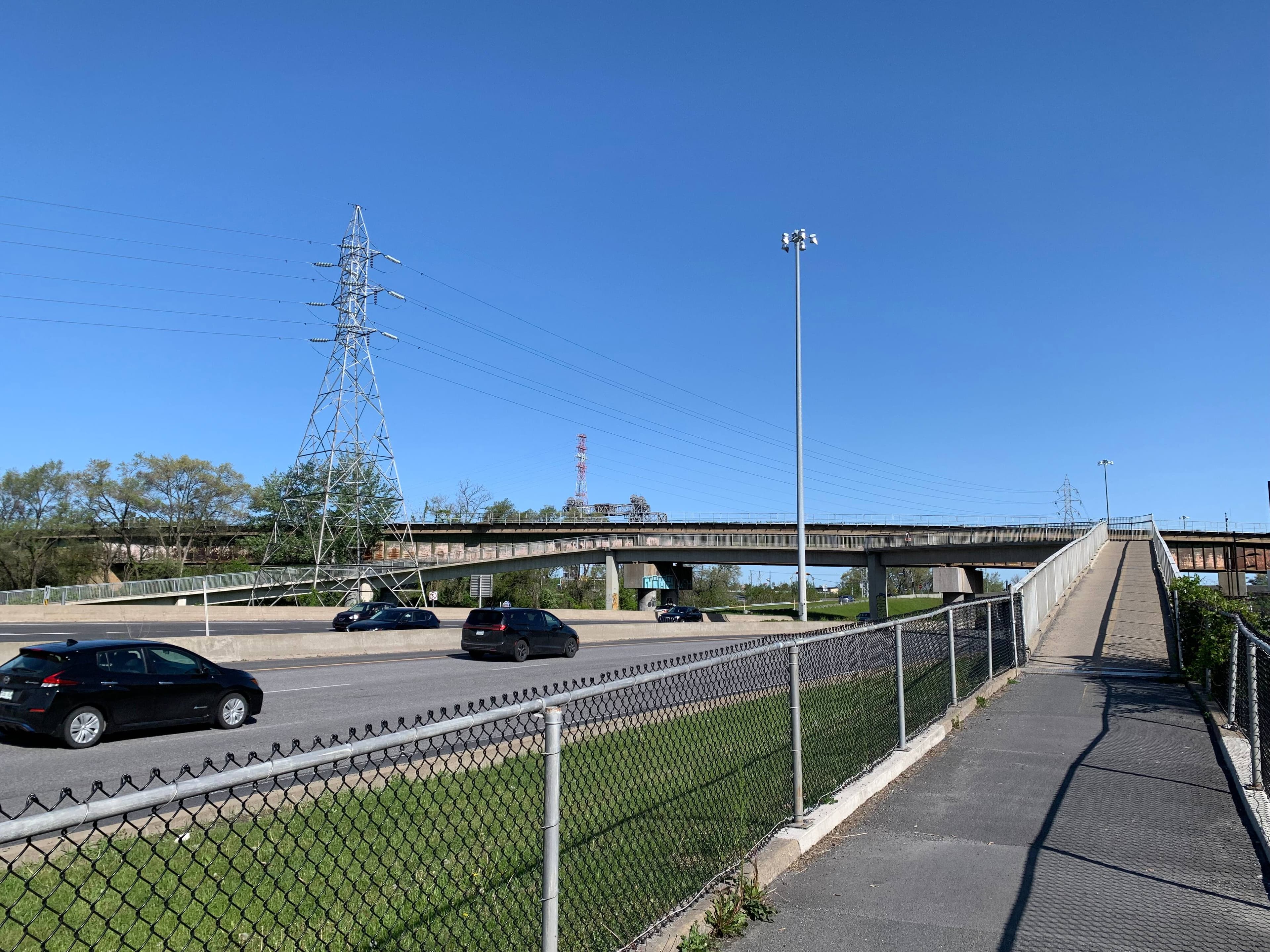 Vue sur la passerelle traversant la route 132 à partir de Saint-Lambert.
