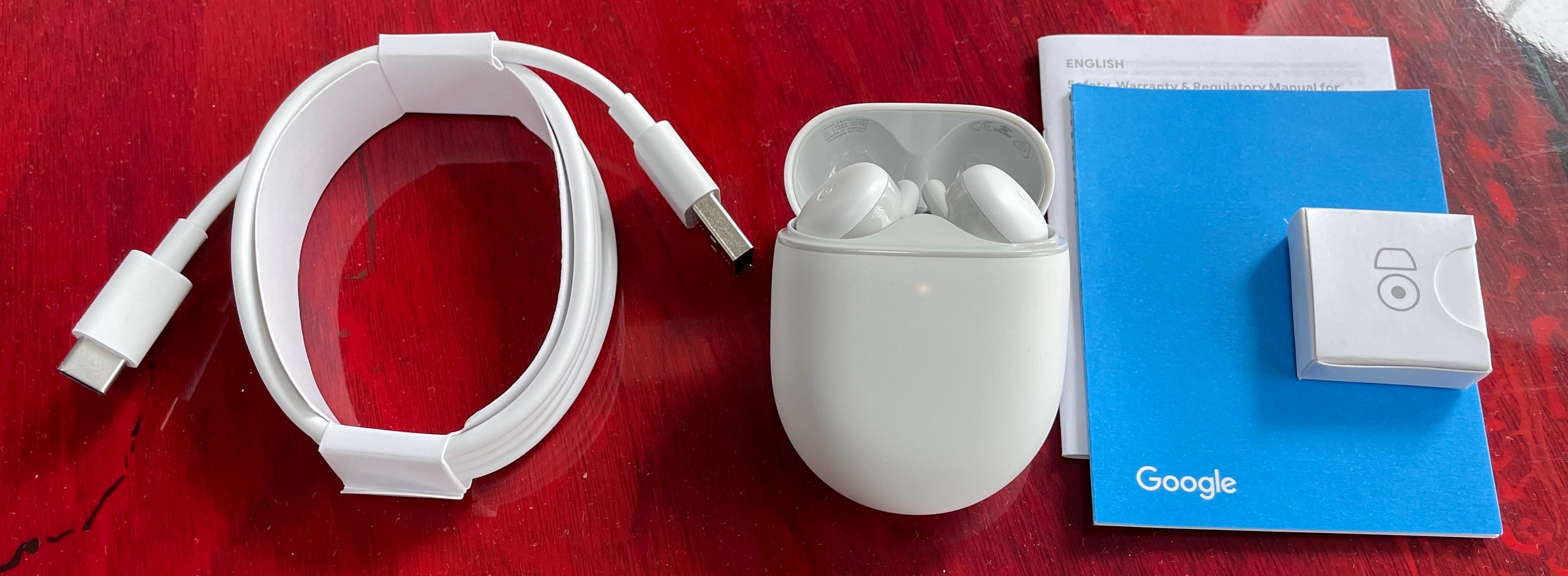 Contenu: câble USB-C/A, écouteurs-boutons avec son étui de recharge, un guide simple et des embouts supplémentaires