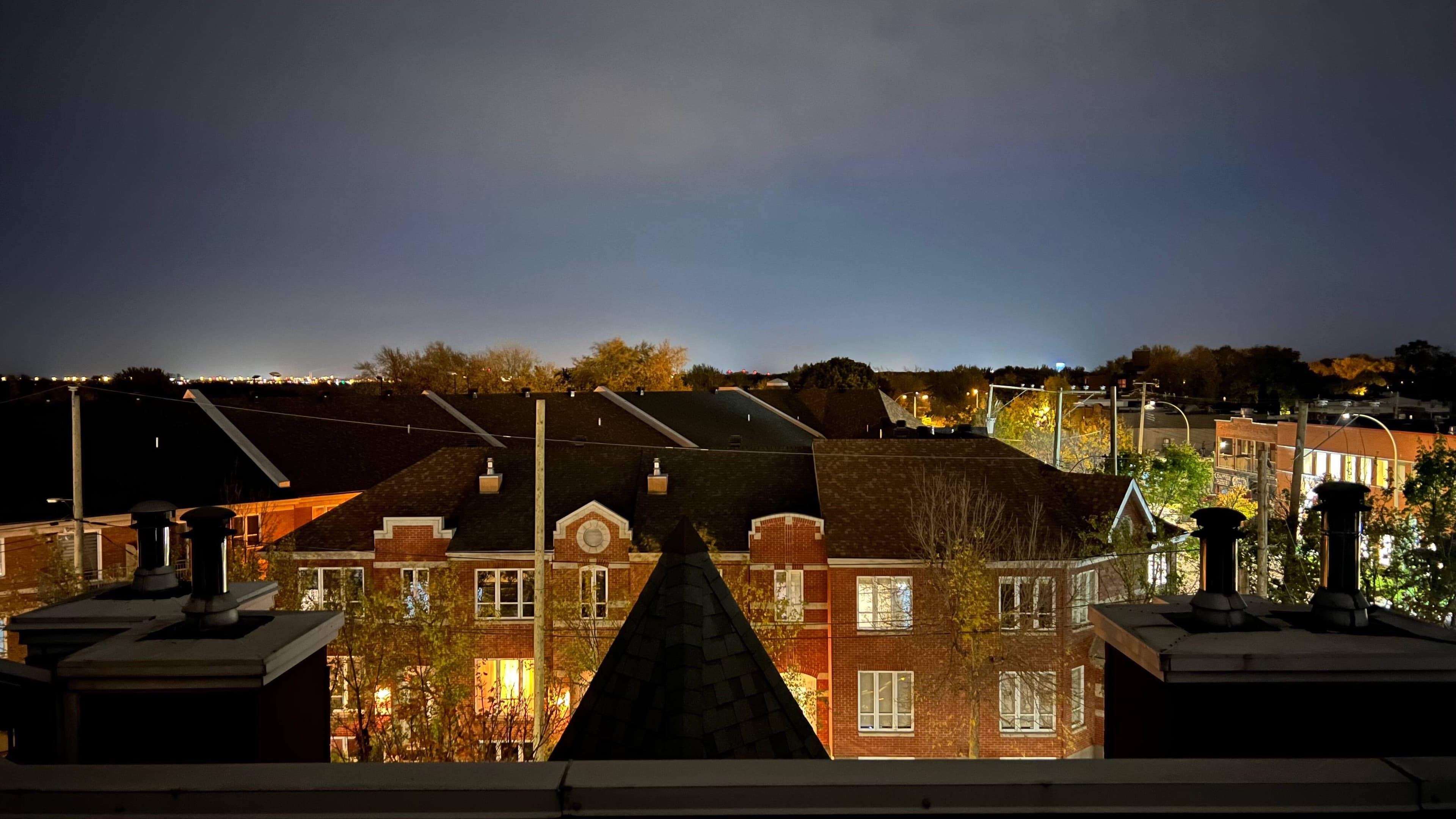 De l'autre côté sur le toit, même nuit, l'image de l'immeuble en face est plus nette.