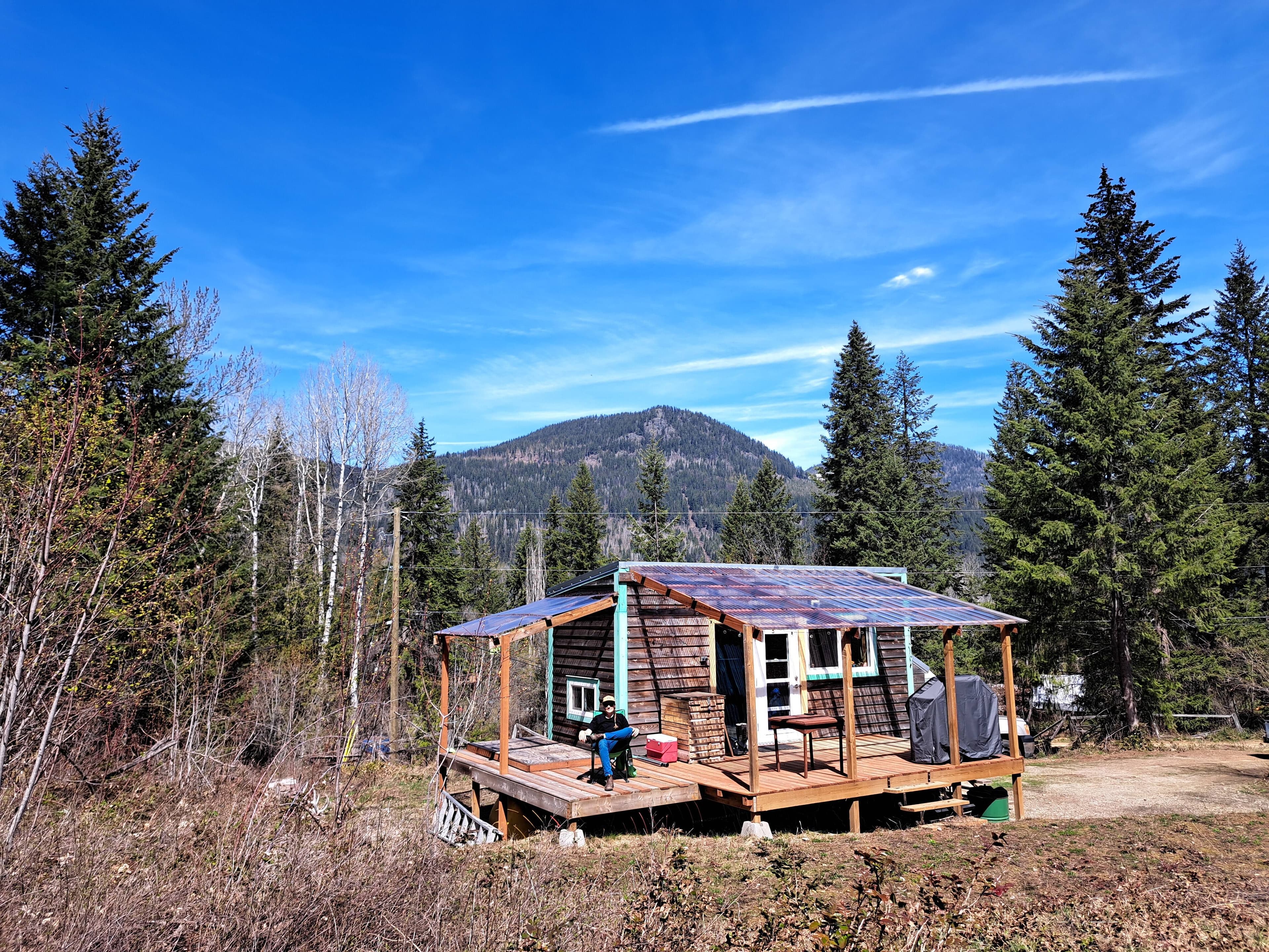 Située à Nelson, en Colombie-Britannique, la minimaison de Fannie Dufour a tout pour inspirer les amants de la nature.