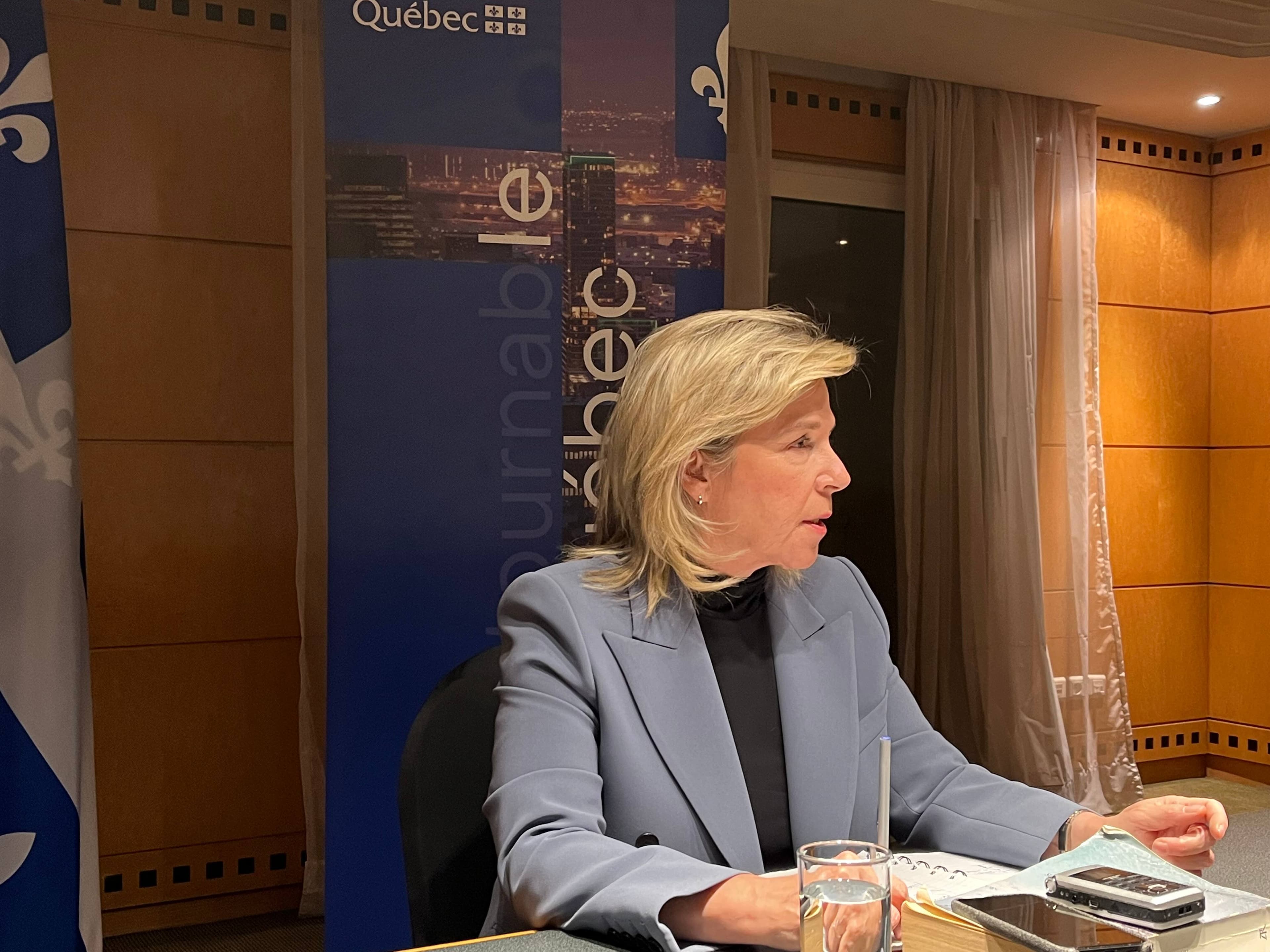 La ministre québécoise des Relations internationales et de la Francophonie, Martine Biron, a répondu aux questions des journalistes, peu de temps après son arrivée en Tunisie, où se tient le XVIIIe Sommet de la Francophonie, après deux reports.