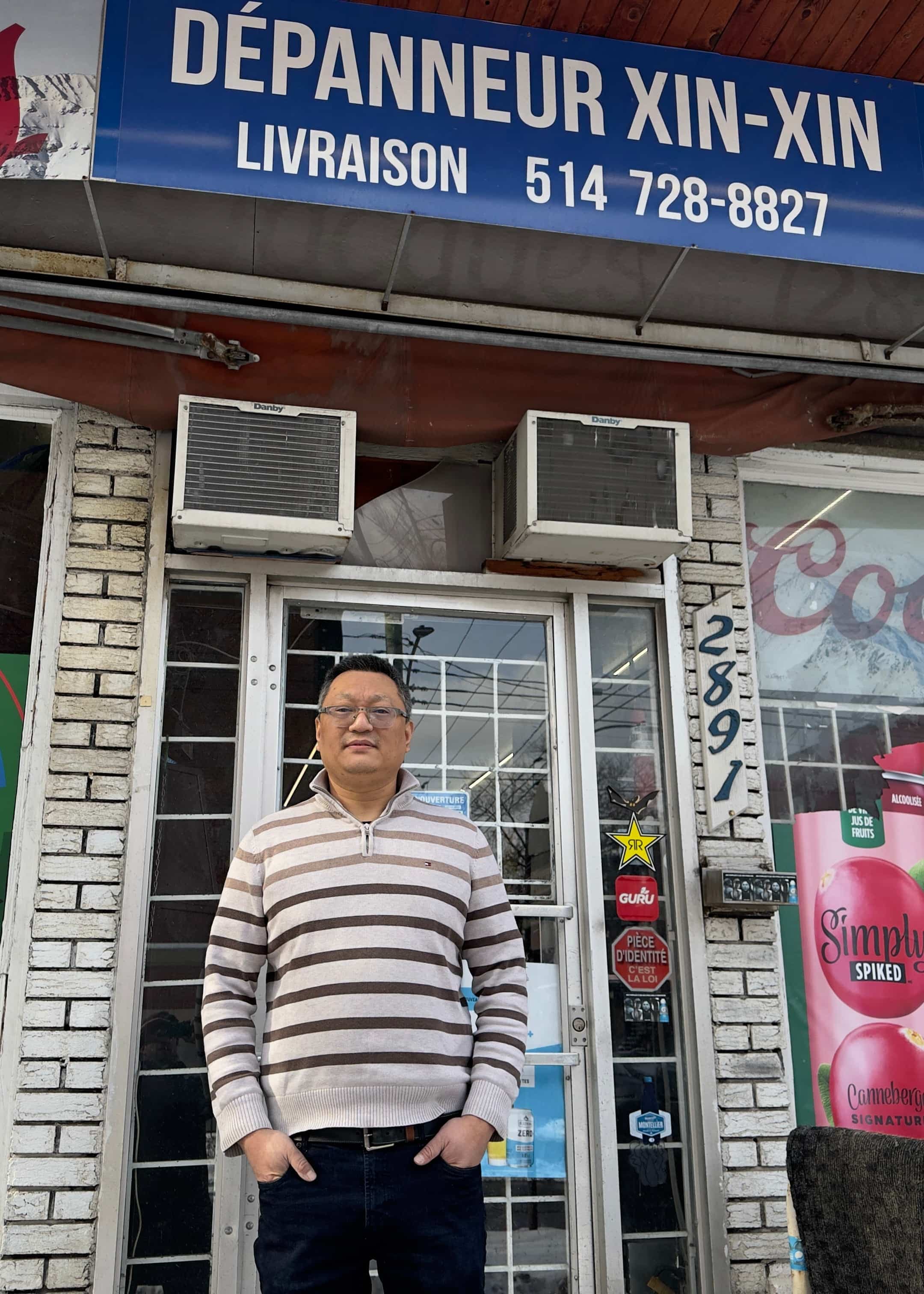 Li Xin possède un dépanneur depuis qu'il est arrivé au Québec, en 2012, il est le premier à dire que la vie de dépanneur, c'est dur.
