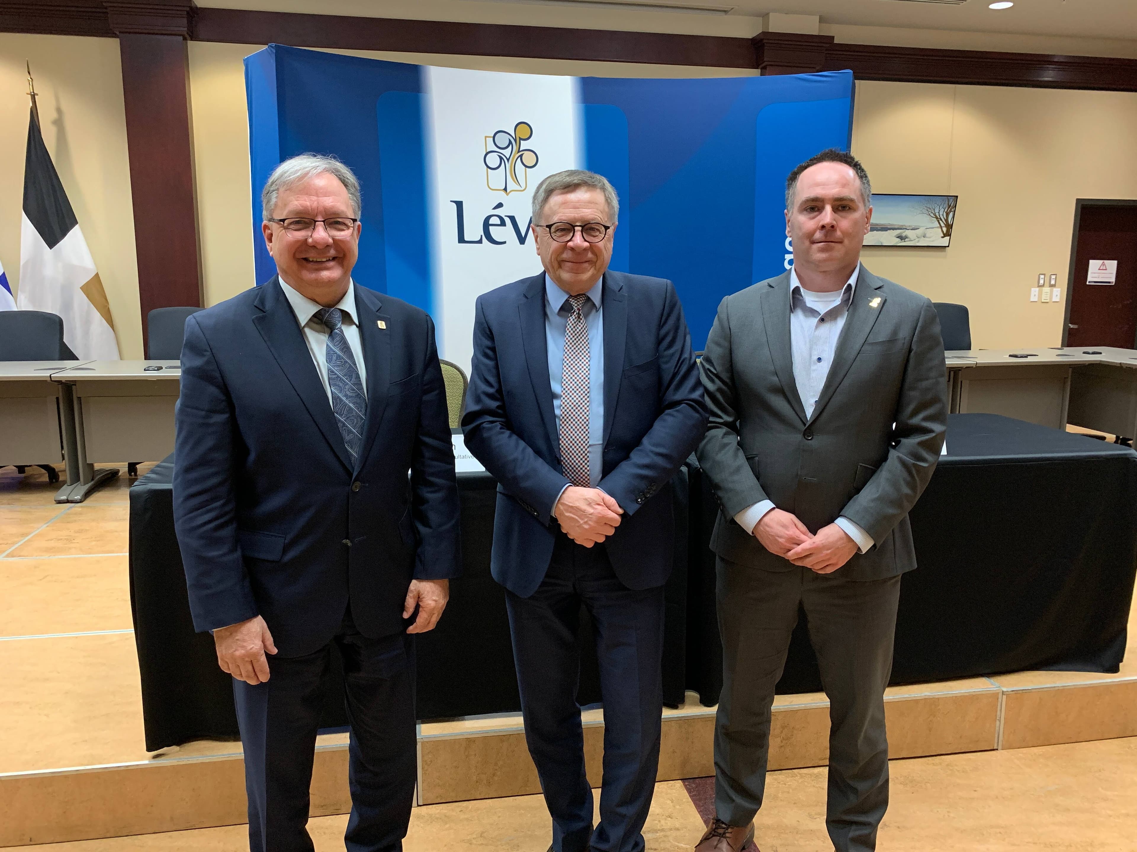 Guy Dumoulin, président de la Commission consultative d’urbanisme et d’aménagement et vice-président du comité exécutif, Gilles Lehouillier, maire de Lévis, et Yves Thériault, chef de service de l'aménagement du territoire, ont présenté vendredi la nouvelle mouture du schéma d'aménagement de Lévis, le vendredi 29 avril, 2022.