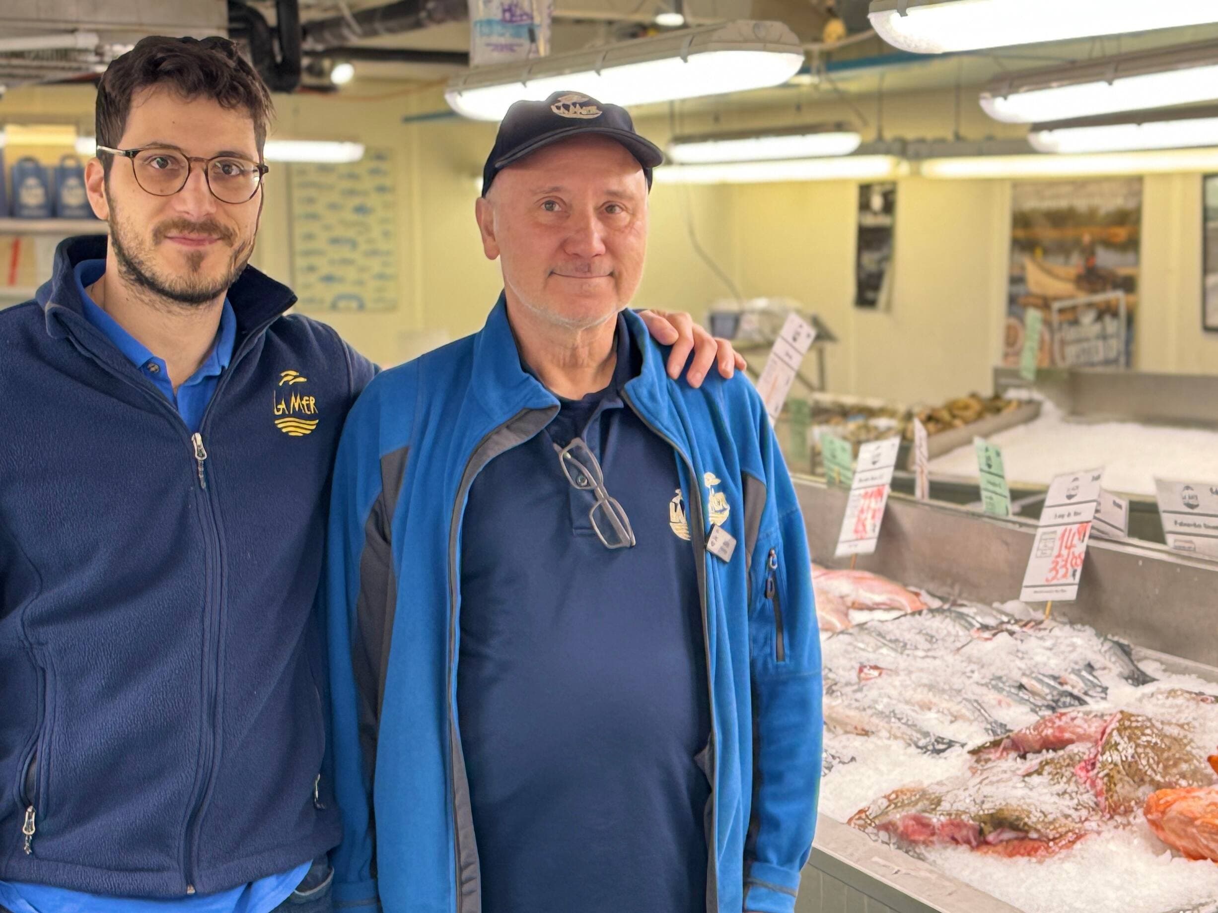 Mike et John Meletakos, de la poissonnerie La Mer, au pied du pont Jacques-Cartier, à Montréal, possèdent le commerce ouvert depuis 59 ans.