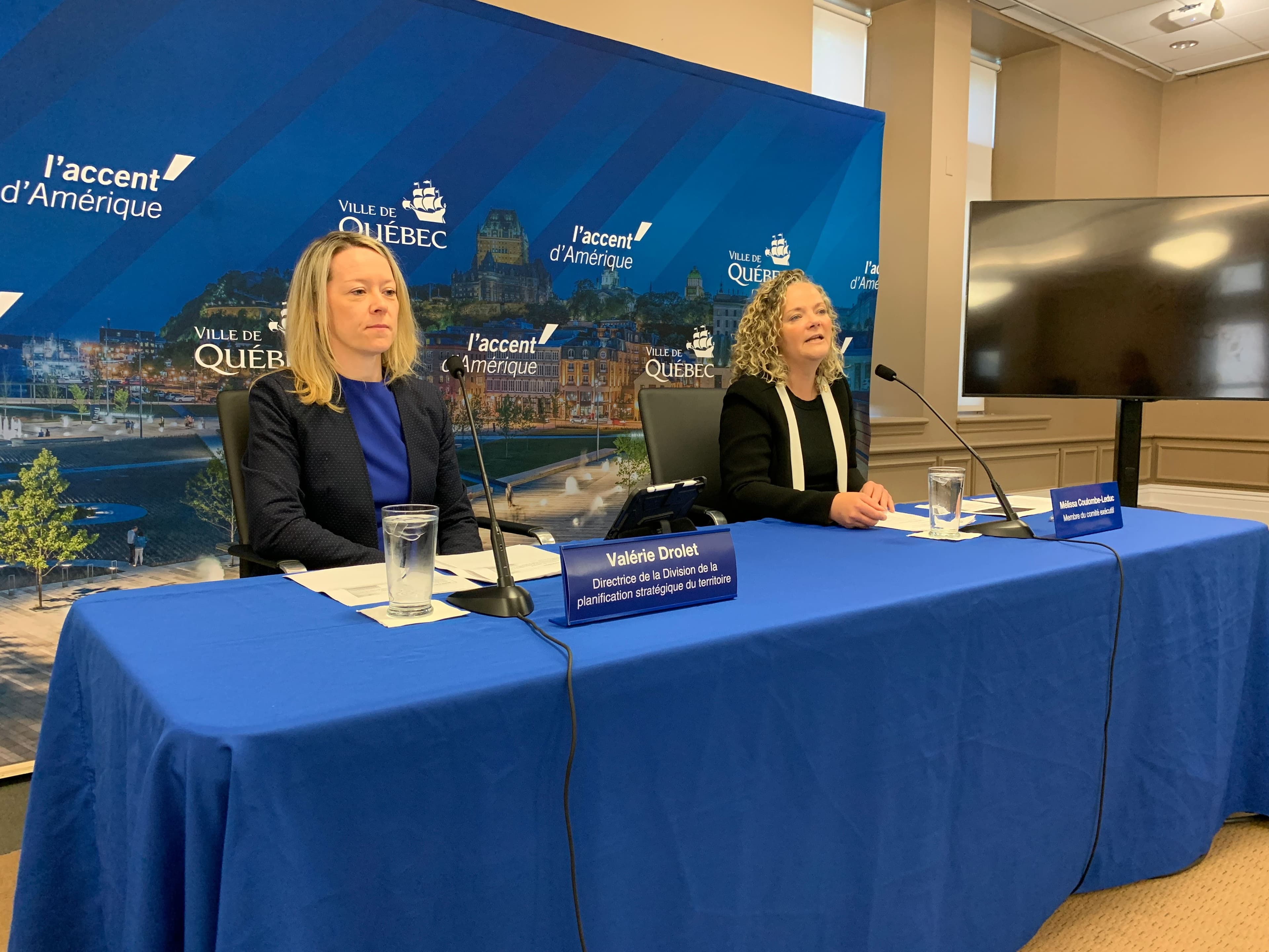 La directrice de la division de la planification stratégique du territoire, Valérie Drolet, et la conseillère et membre de l'exécutif responsable du patrimoine, Mélissa Coulombe-Leduc, ont présenté lundi les trois modifications réglementaires qui permettront selon la Ville de mieux protéger le patrimoine.