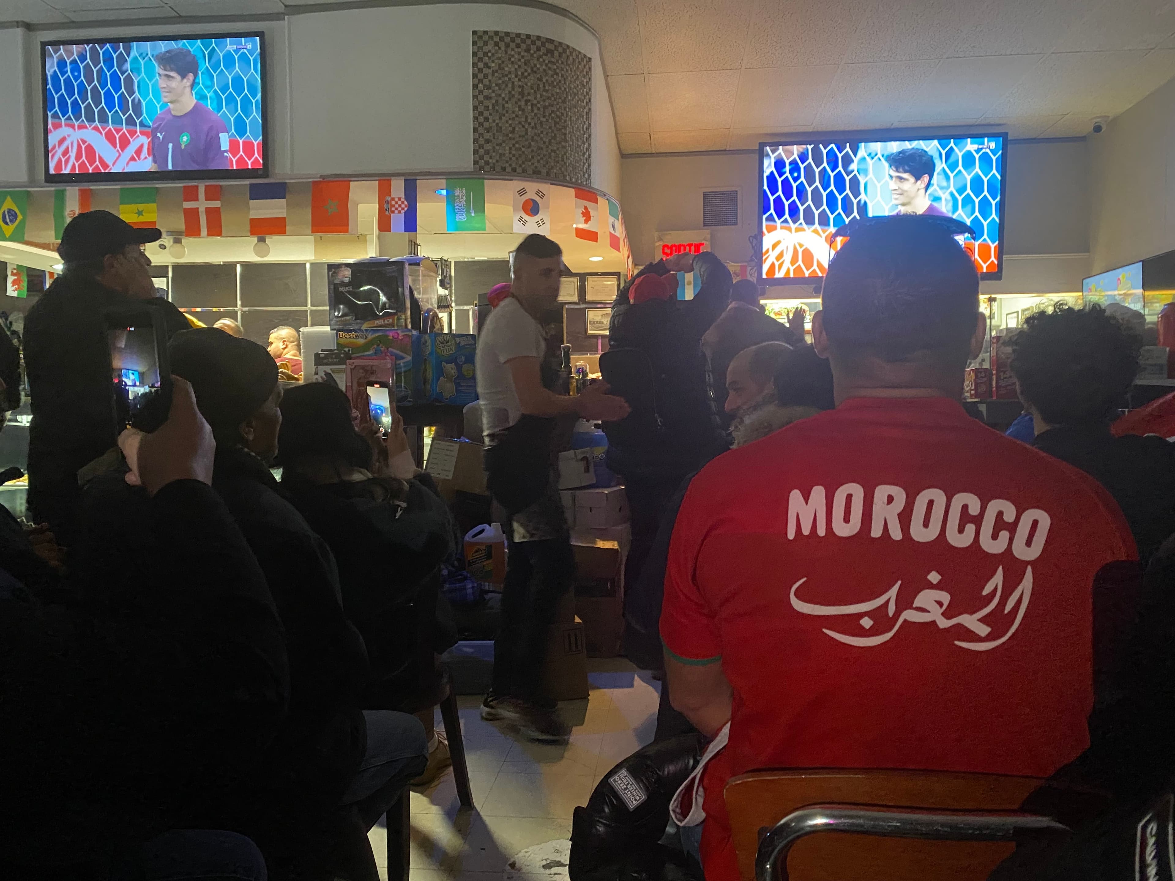 Les partisans du Maroc étaient attentifs, à l’intérieur du café-resto Tim-Gad, à Montréal, pendant la séance de tirs aux buts.
