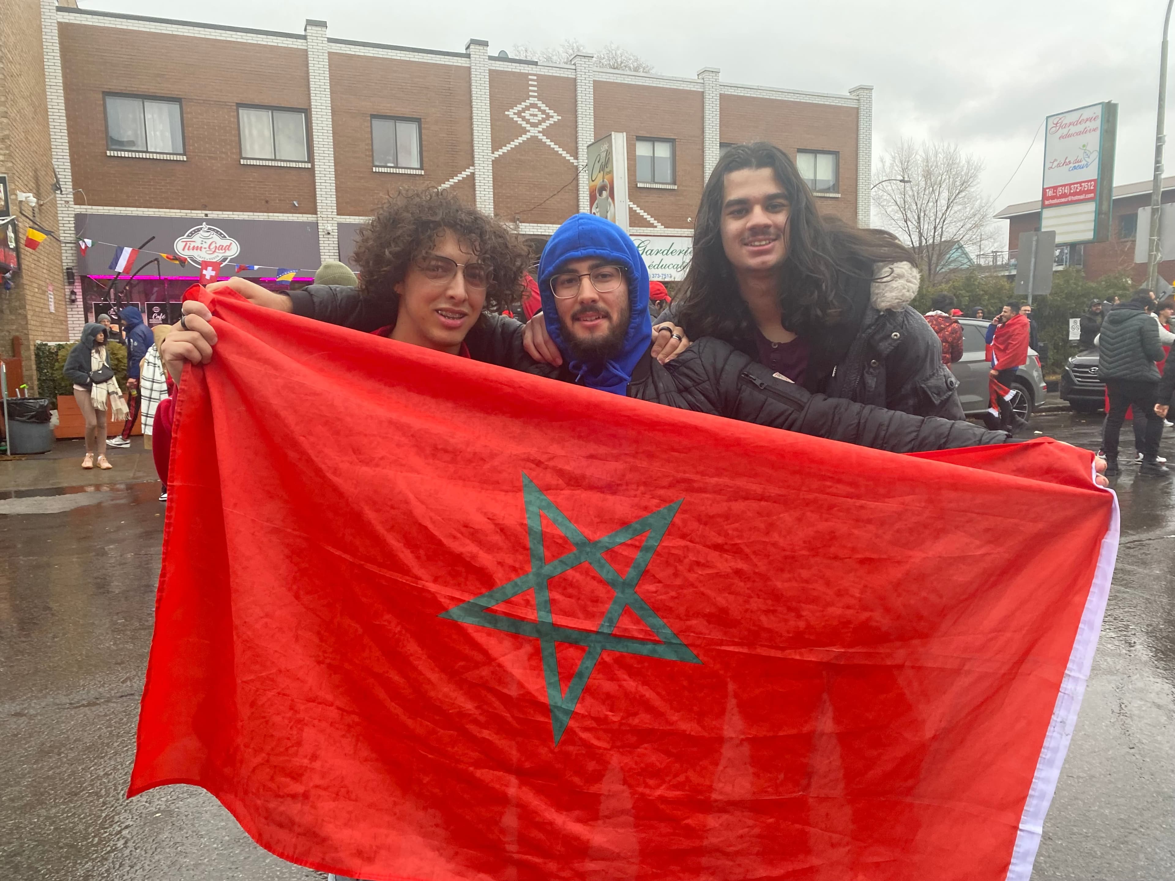 Hamza Lahmi (à gauche), dont la famille est originaire du Maroc, était accompagné de ses amis d’origine algérienne Chabik Selhi et Ryan Omar Yadi pour célébrer la victoire du Maroc.
