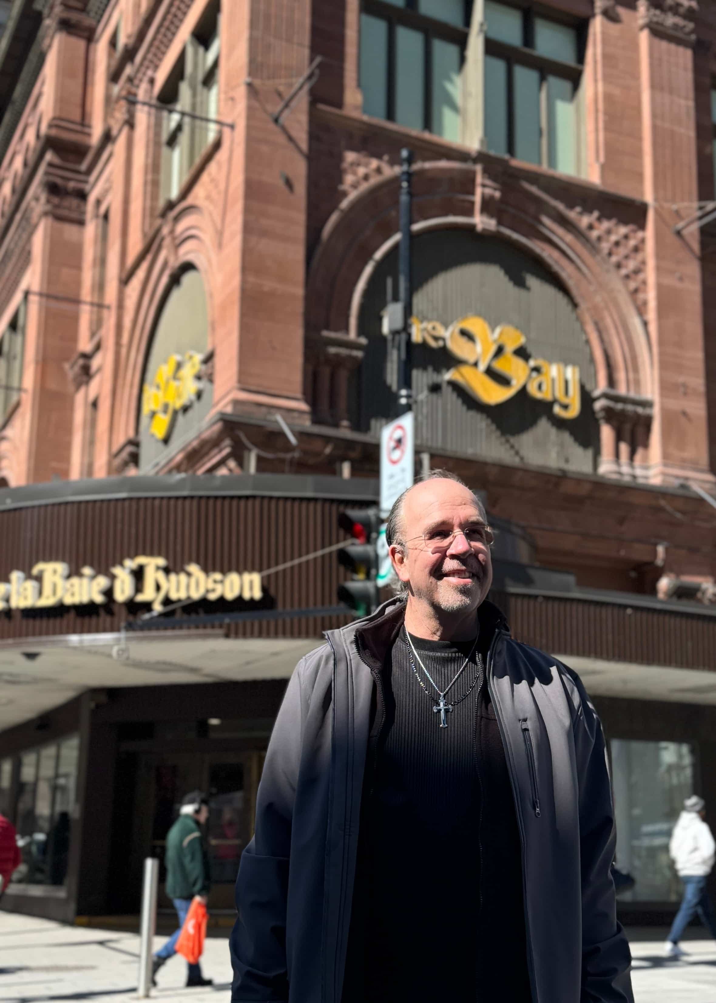 Alain Gascon a raconté ses souvenirs au Journal, vendredi, devant le magasin où il a travaillé de 1985 à 1992, au centre-ville de Montréal.