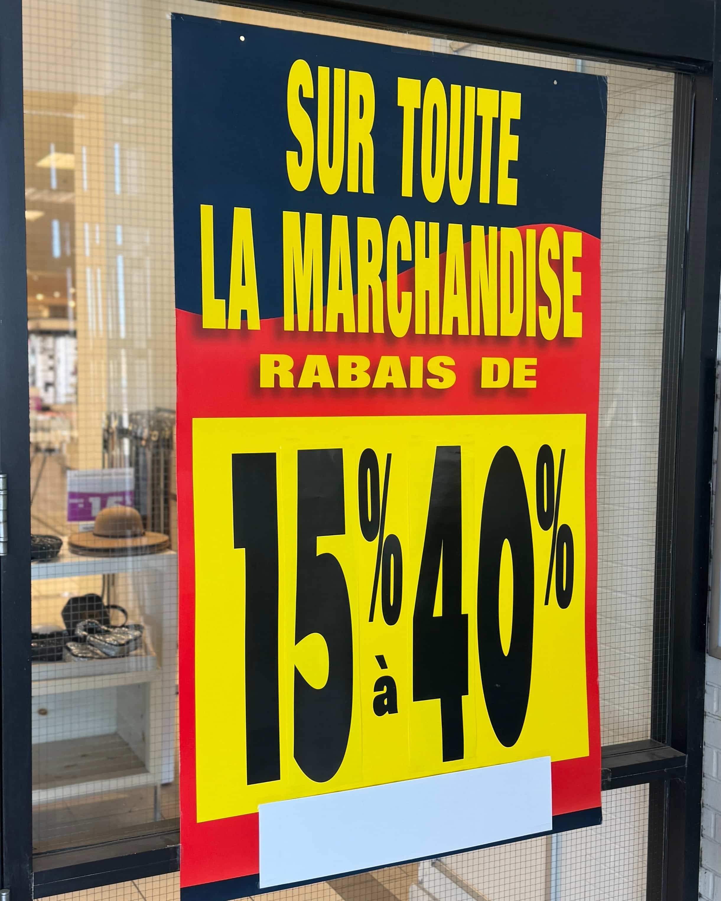 Les affiches de soldes sont bien en vue chez La Baie.