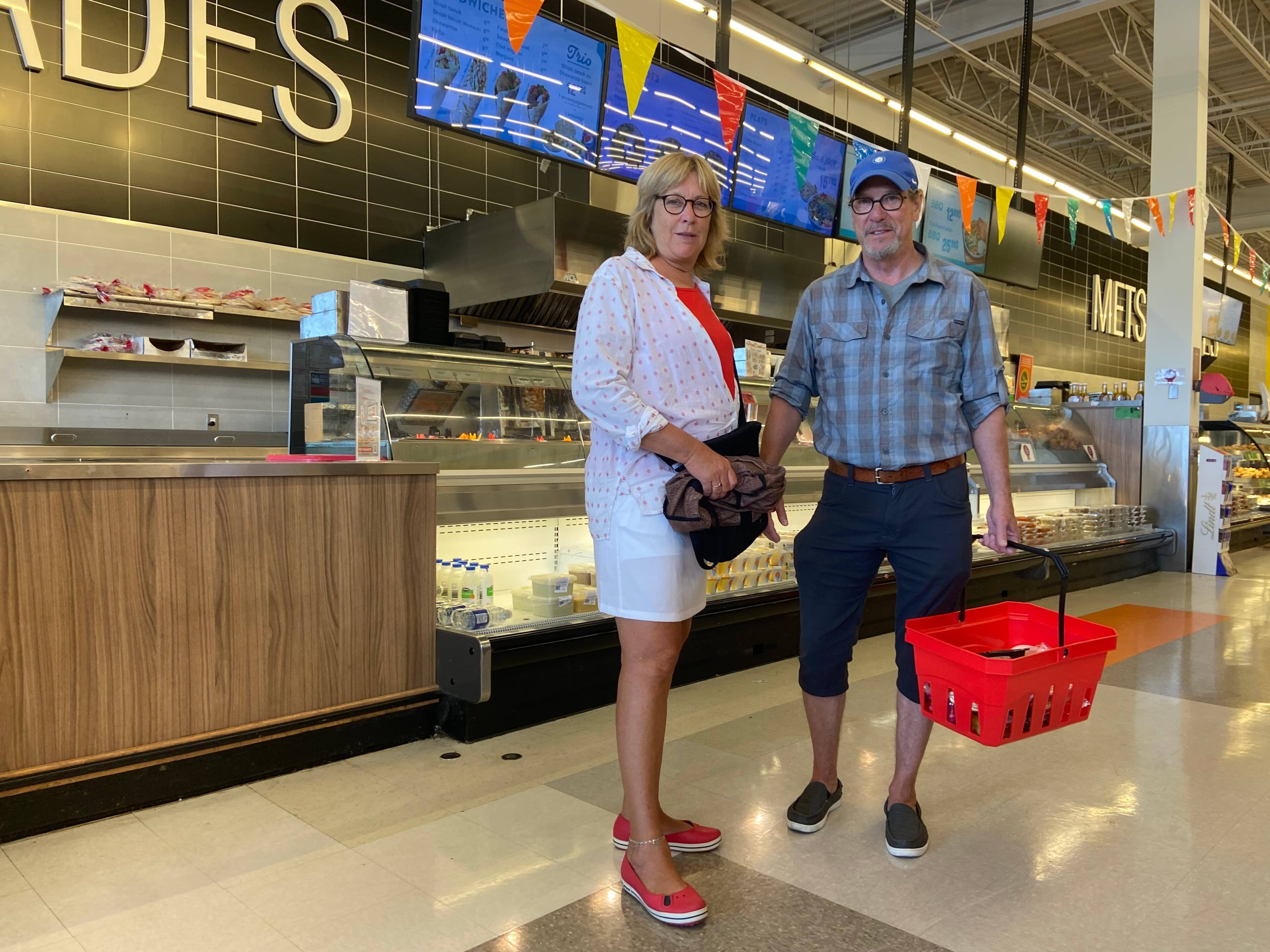 Marie-Claude et Gérald Tremblay devaient choisir entre le resto et le voyage. Ils ont choisi le voyage, et leur consommation de produits prêts-à-manger a grimpé à l'épicerie, car ils ne vont plus au resto.