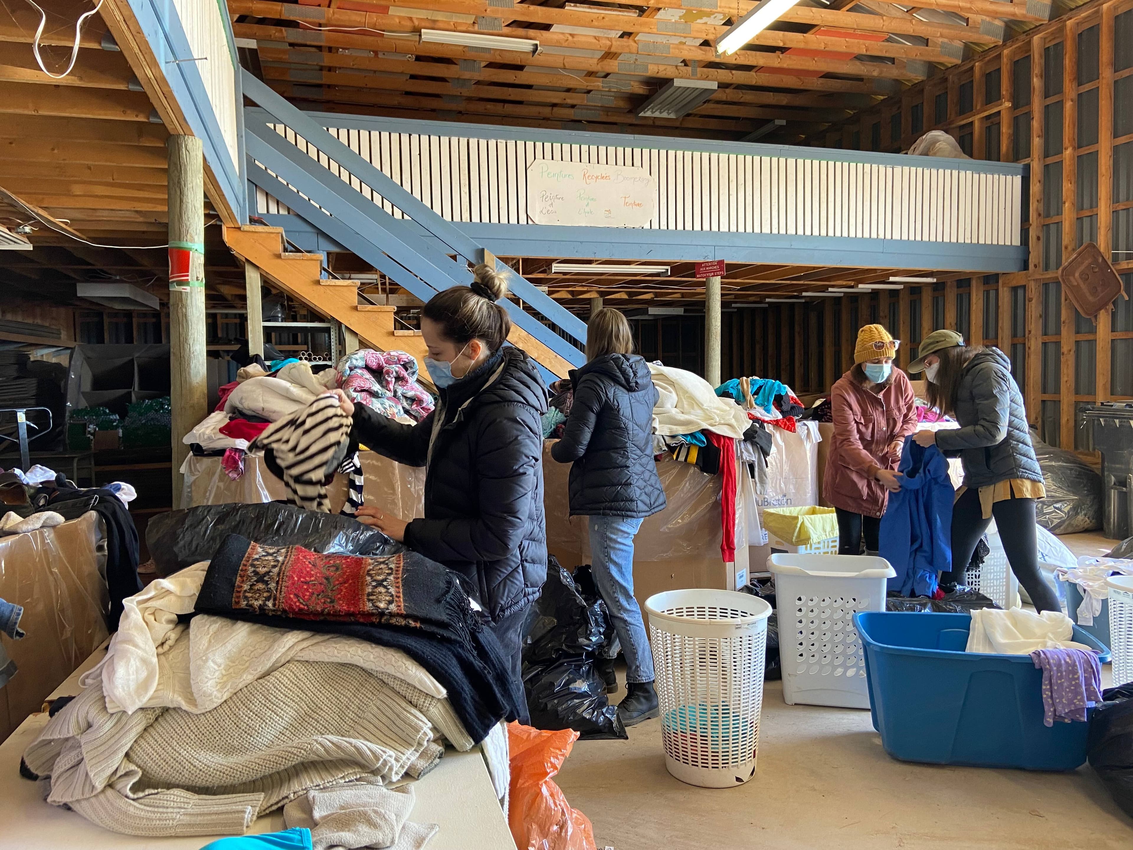 Mélanie Plourde et des bénévoles tentent de trouver des morceaux usés qui vont pouvoir être repris par la coopérative La Machine.