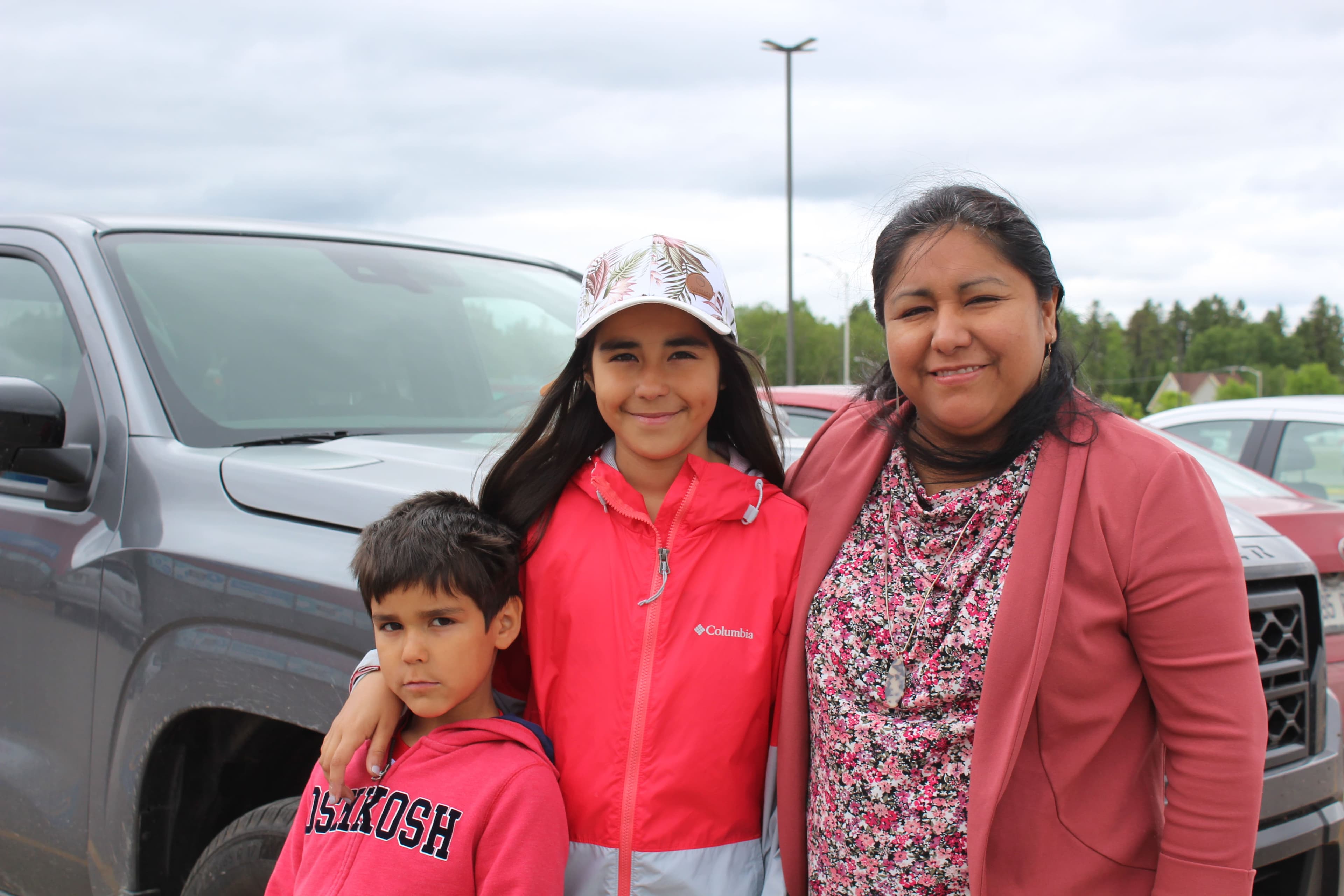 Nathalie Bellerose et ses enfants, Esteban et Odélia Dylgat, ont dû évacuer Chibougamau dans la hâte en raison des feux de forêt, mardi.