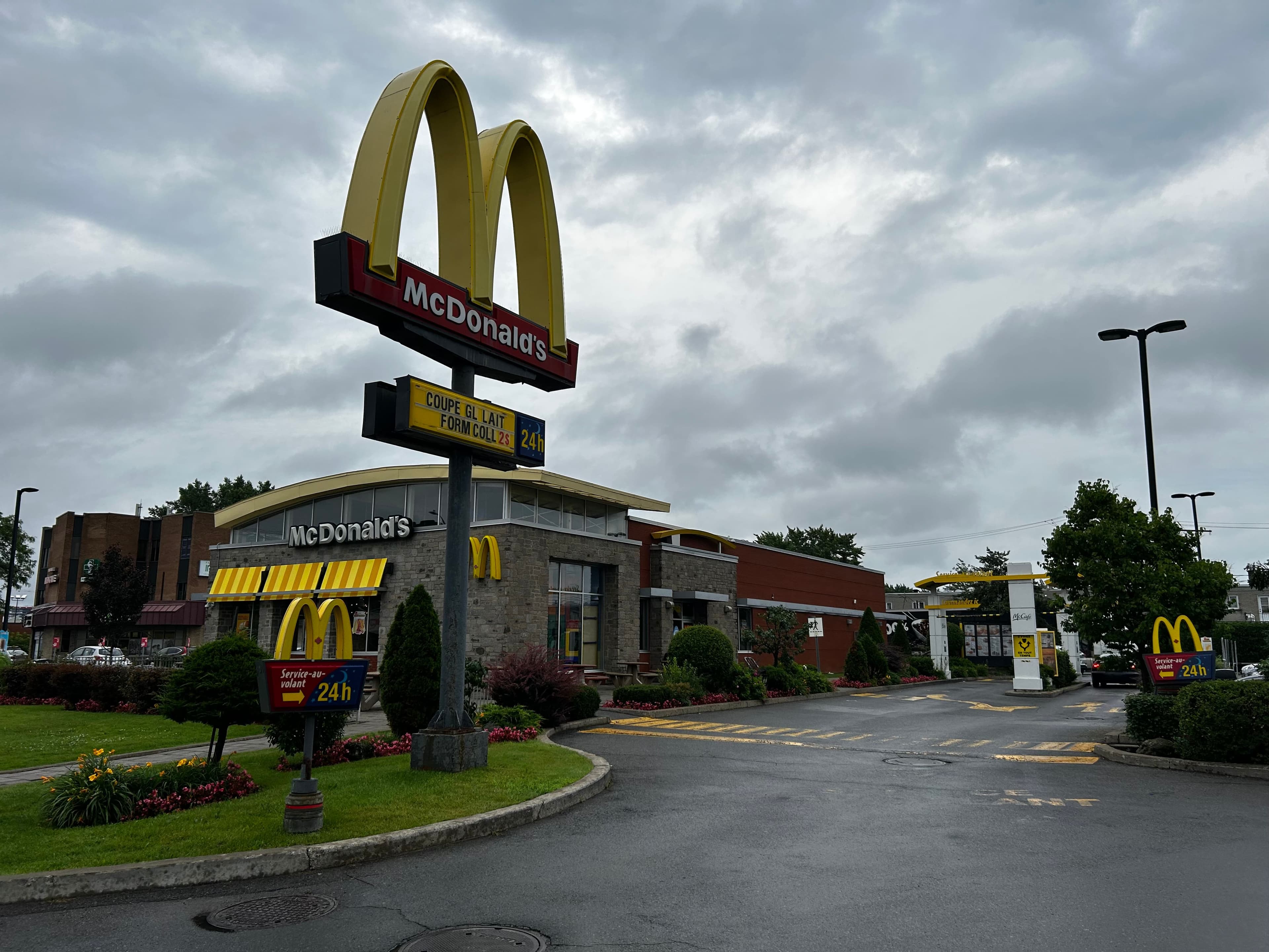 L’agression gratuite commise par Raphaël Levert a eu lieu à cette succursale McDonald’s située sur le boulevard Newman, à Montréal, dans l’arrondissement LaSalle.
