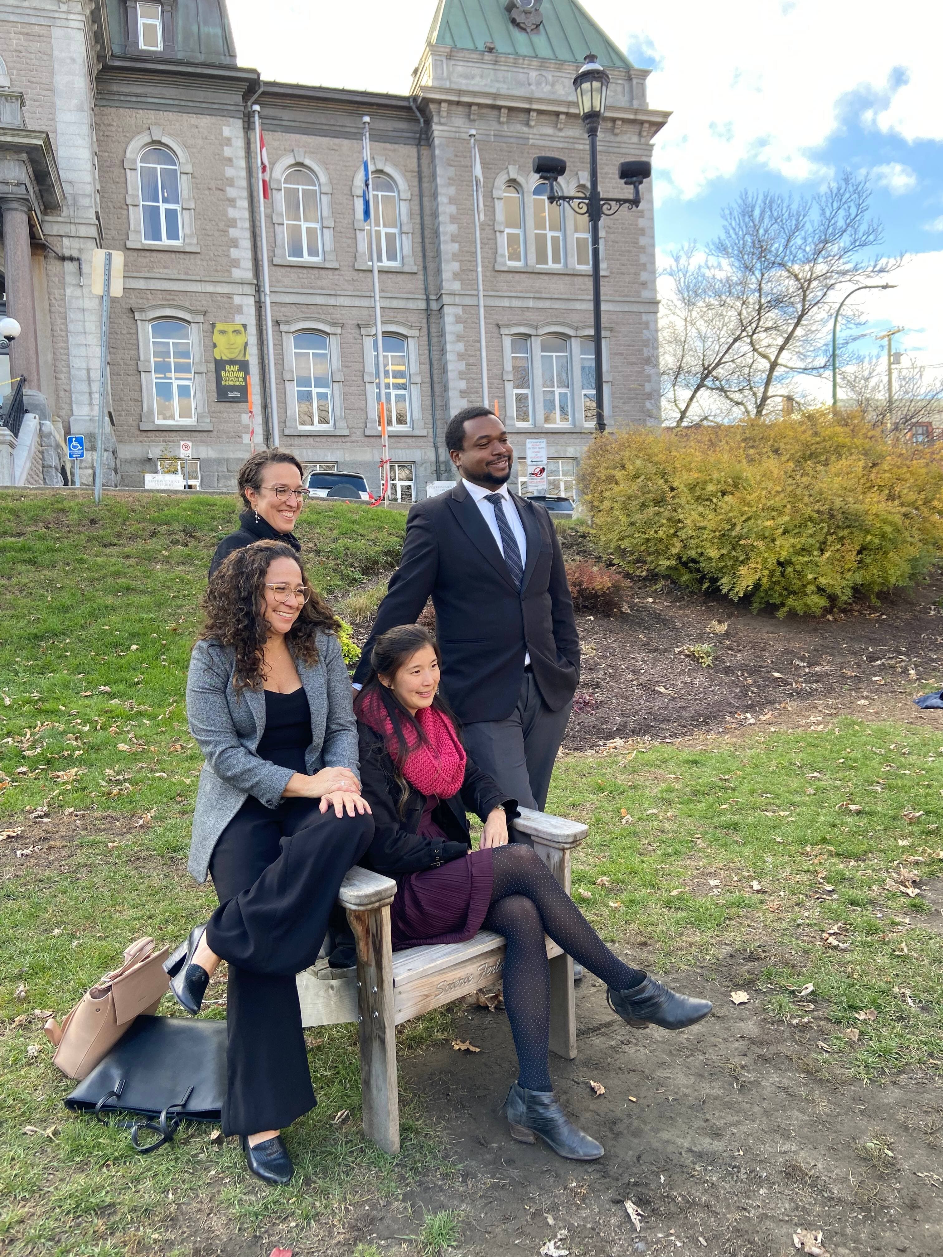 Sherbrooke Citoyen compte trois conseillers issus de la diversité. Sur la photo, la mairesse Évelyne Beaudin, Fernanda Luz, Laure Letarte-Lavoie et Raïs Kibonge
