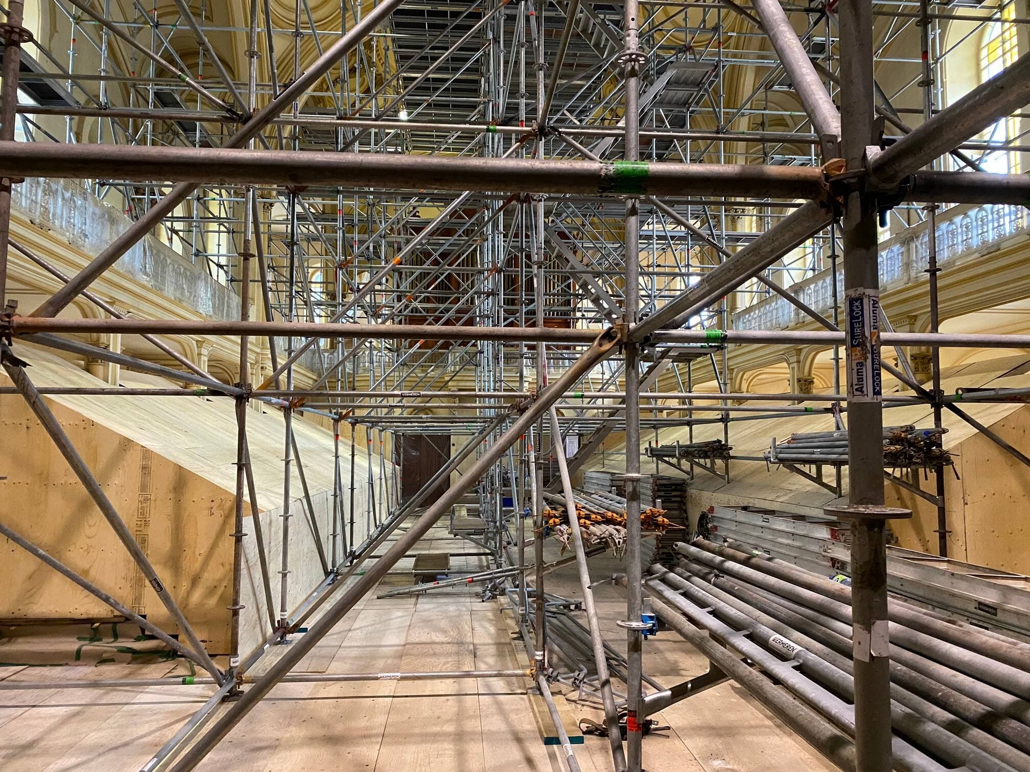 Il ne faut pas avoir le vertige, car pour réaliser ce projet, il a fallu ériger des échafauds sur six étages.