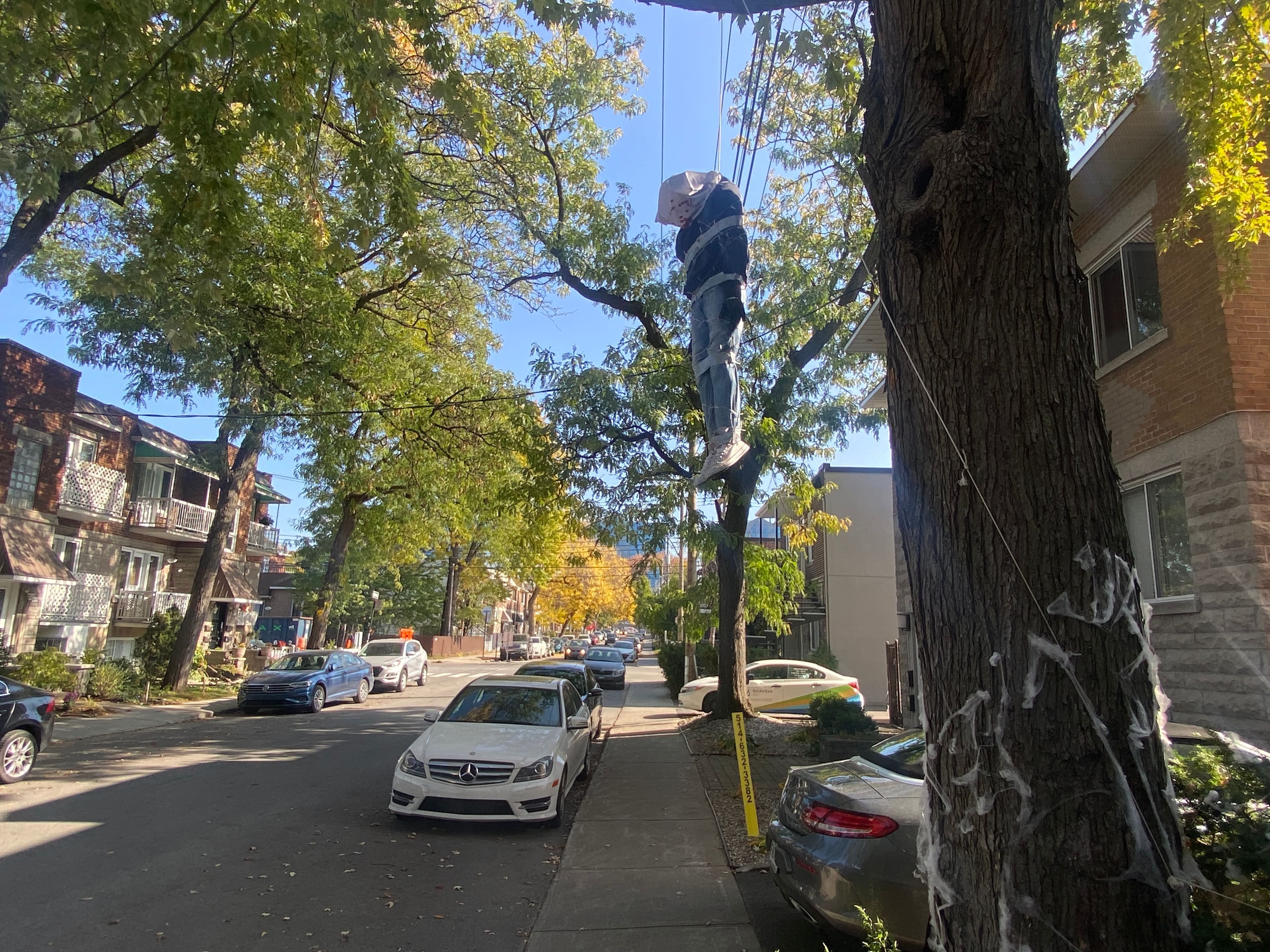 Le réalisme du faux cadavre portant des jeans et des souliers Converse a choqué plusieurs passants.