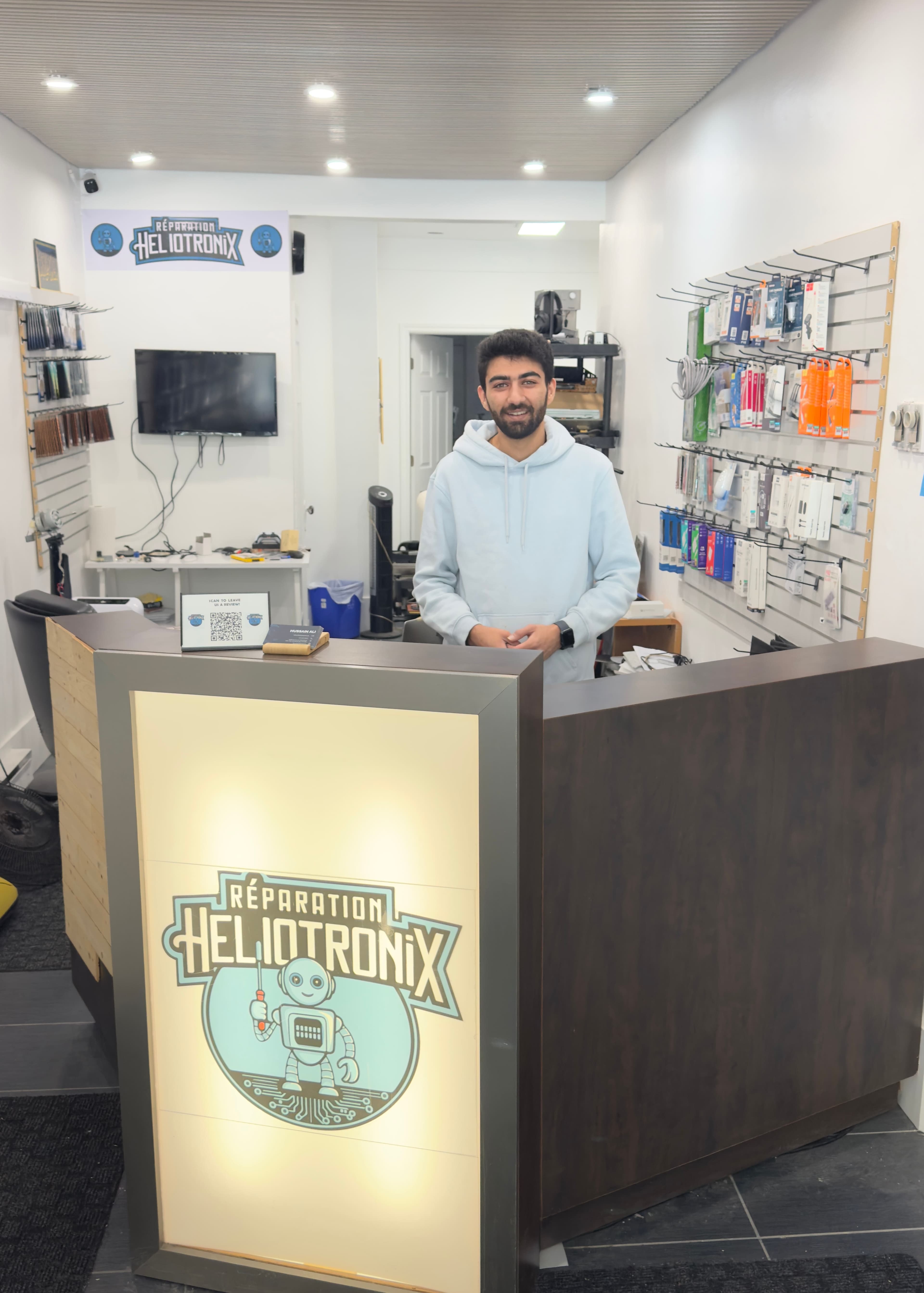 Hussein Ali, 28 ans, propriétaire de Heliotronix, une PME d’un seul homme. Il répare téléphones, tablettes et ordinateurs à Montréal, et attend toujours la visite d’un inspecteur promise par l’OQLF.