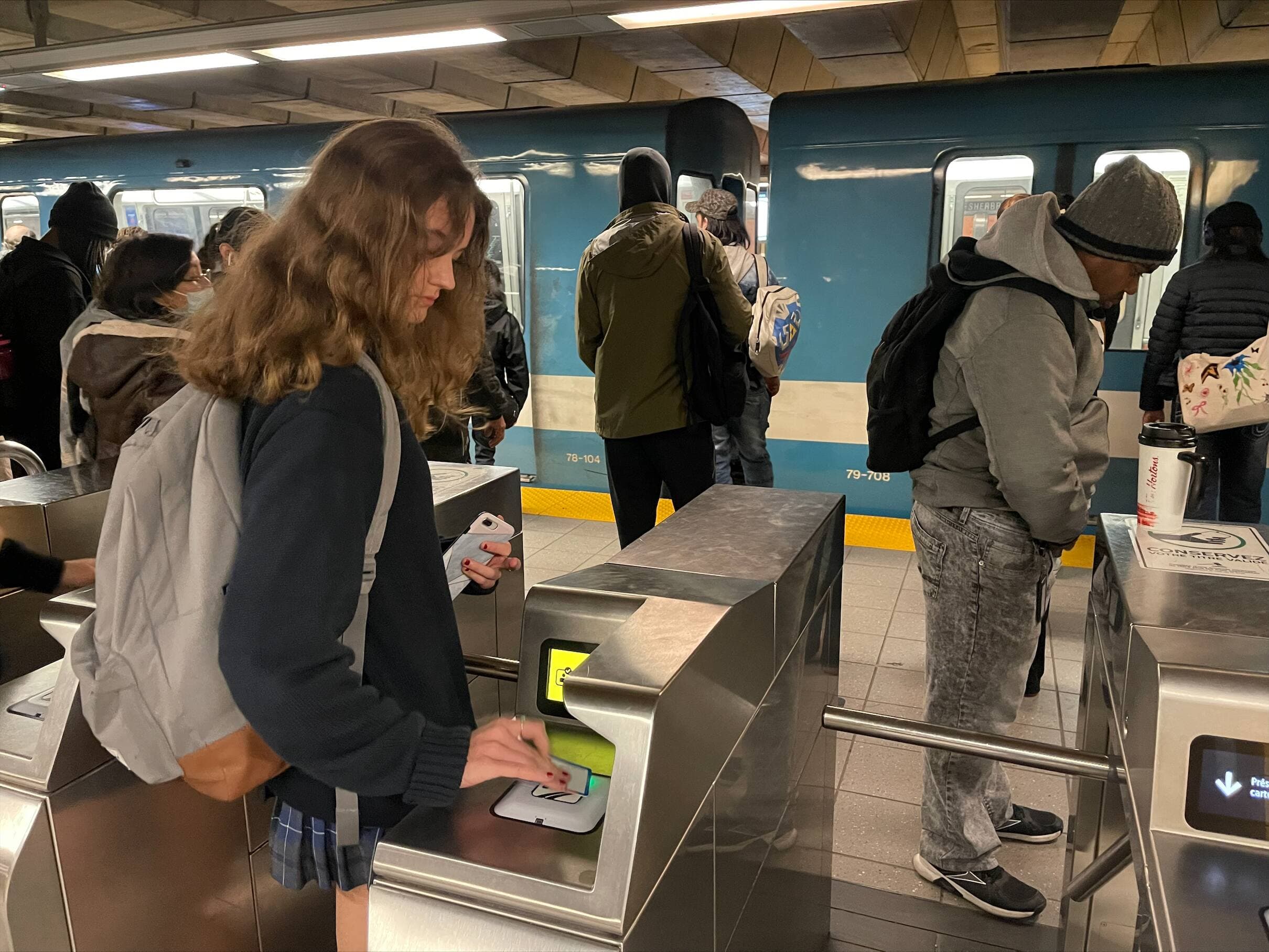 La cadence accélérée des trains évacuait régulièrement les quais malgré l’affluence élevée.