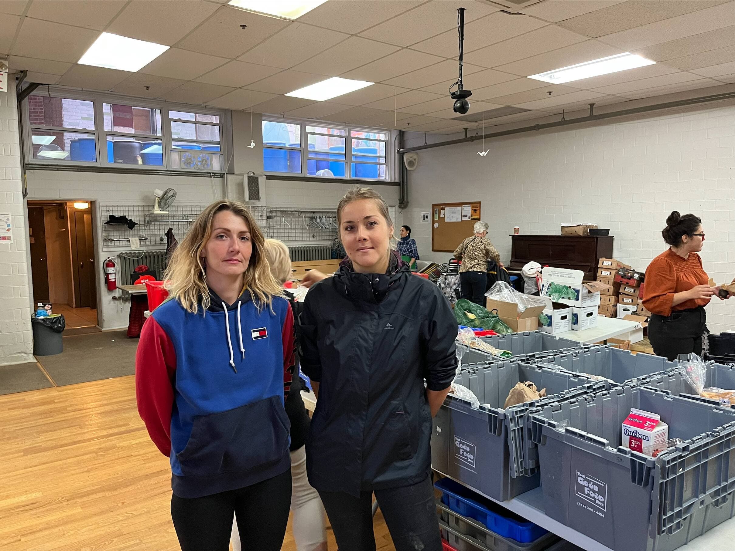 Alexia Cianamea et à droite, Alexandra Semillé toutes deux bénévoles à l’organisme Racine Croisée, rencontrées directement à l’organisme vendredi le 23 septembre.