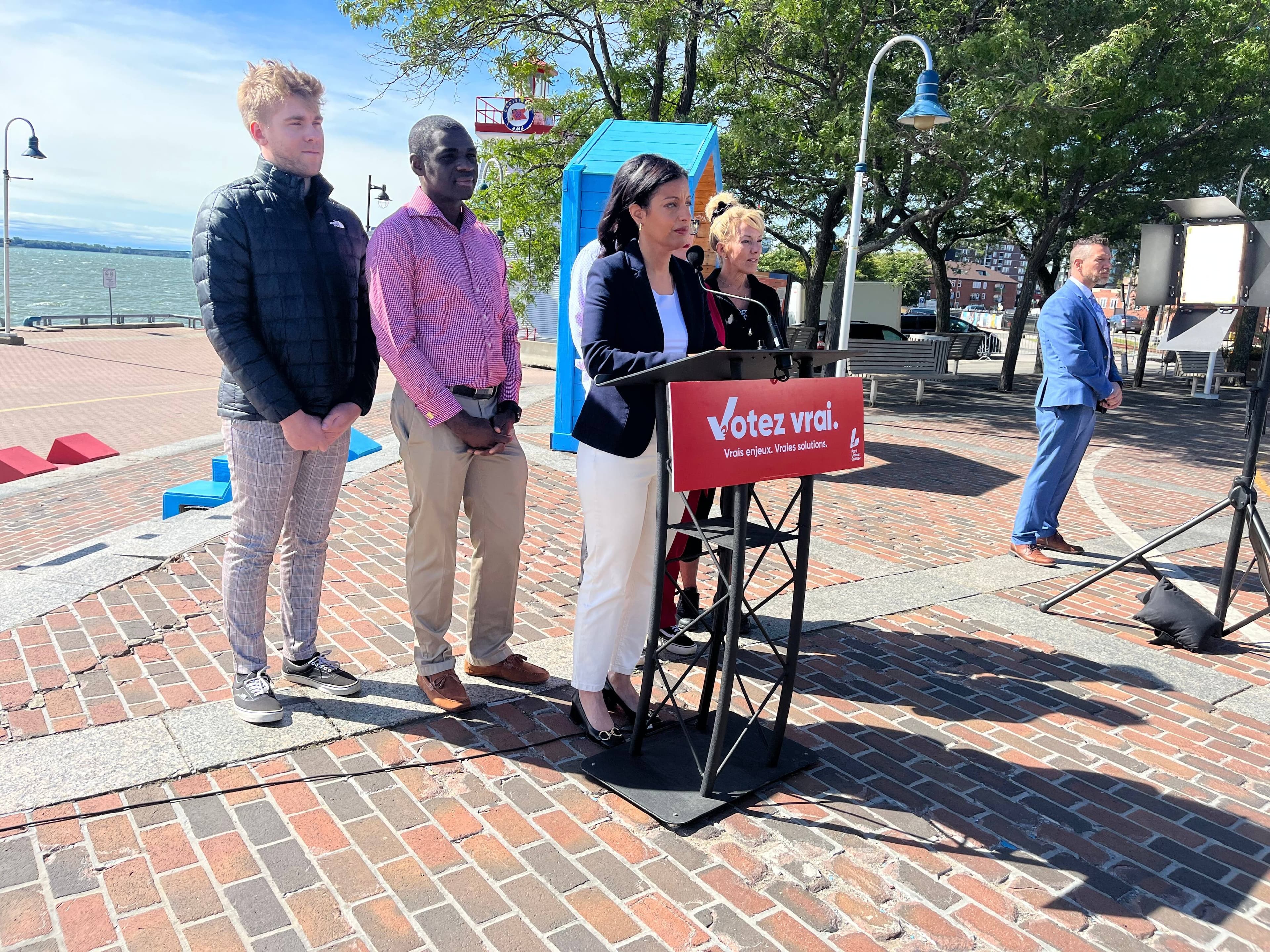 La cheffe du PLQ, Dominique Anglade, était de passage à Trois-Rivières lundi pour parler du seuil d'immigration et de pénurie de main-d'œuvre. Elle en a profité pour dîner avec des militants et faire une entrevue à la station locale de Radio-Canada.