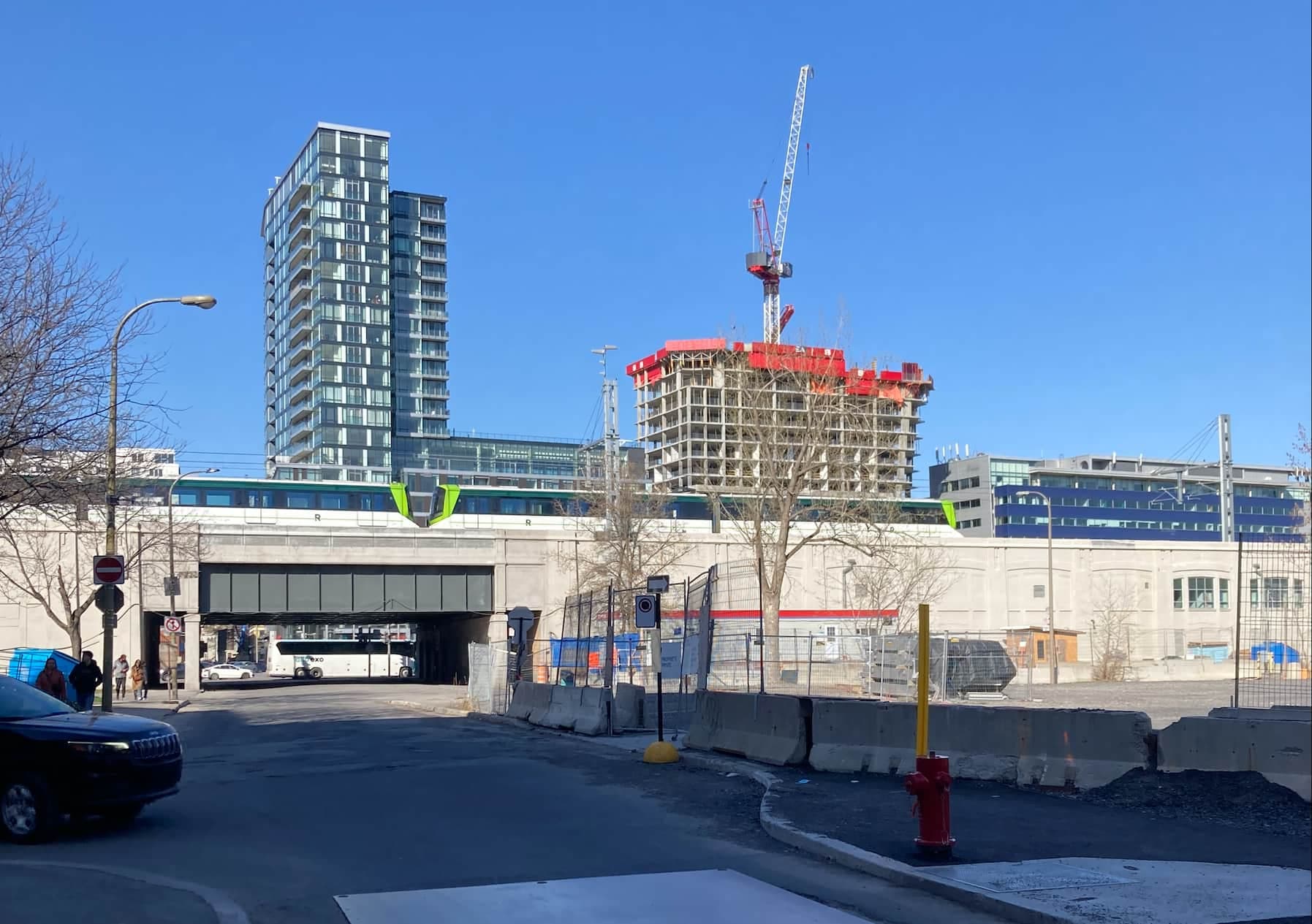 Un train du REM à l'approche de la Gare centrale.