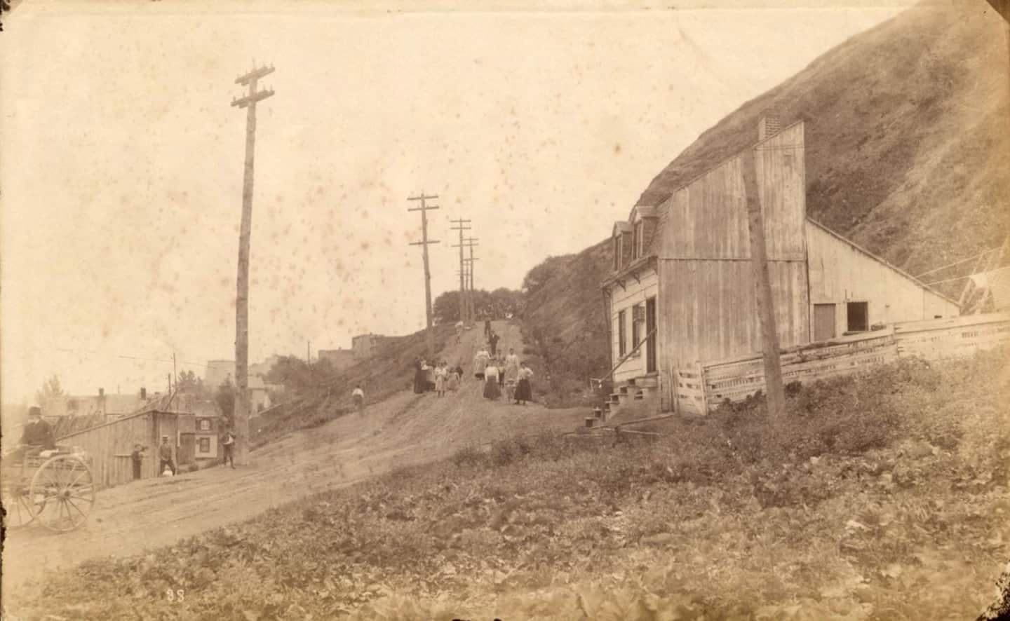 La côte de l'Aqueduc vers 1895.