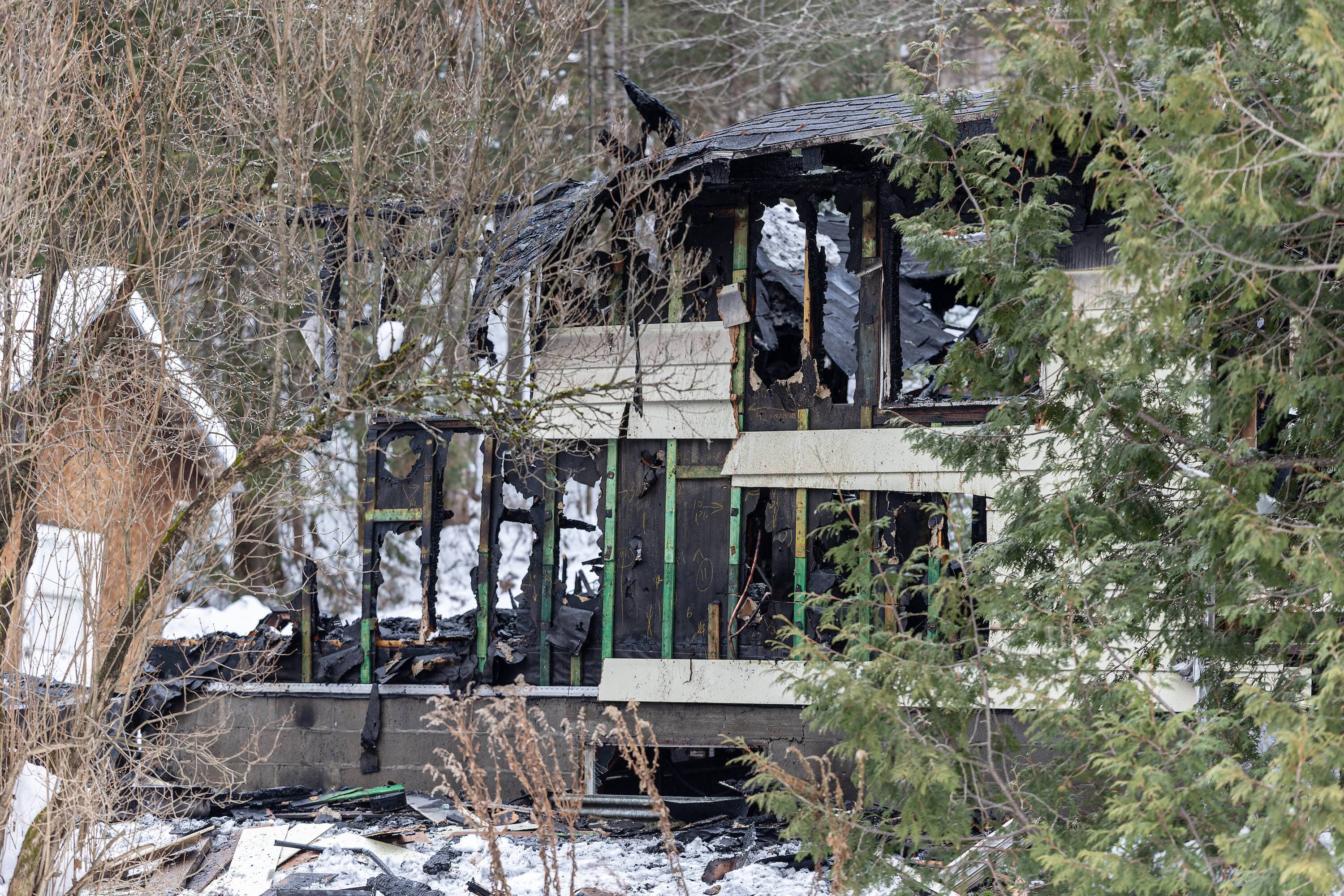 Environ 25 pompiers sont intervenus durant l’incendie qui a détruit une maison et coûté la vie d’un homme, mercredi matin, sur le chemin Jacques-Cartier Sud, à Stoneham.